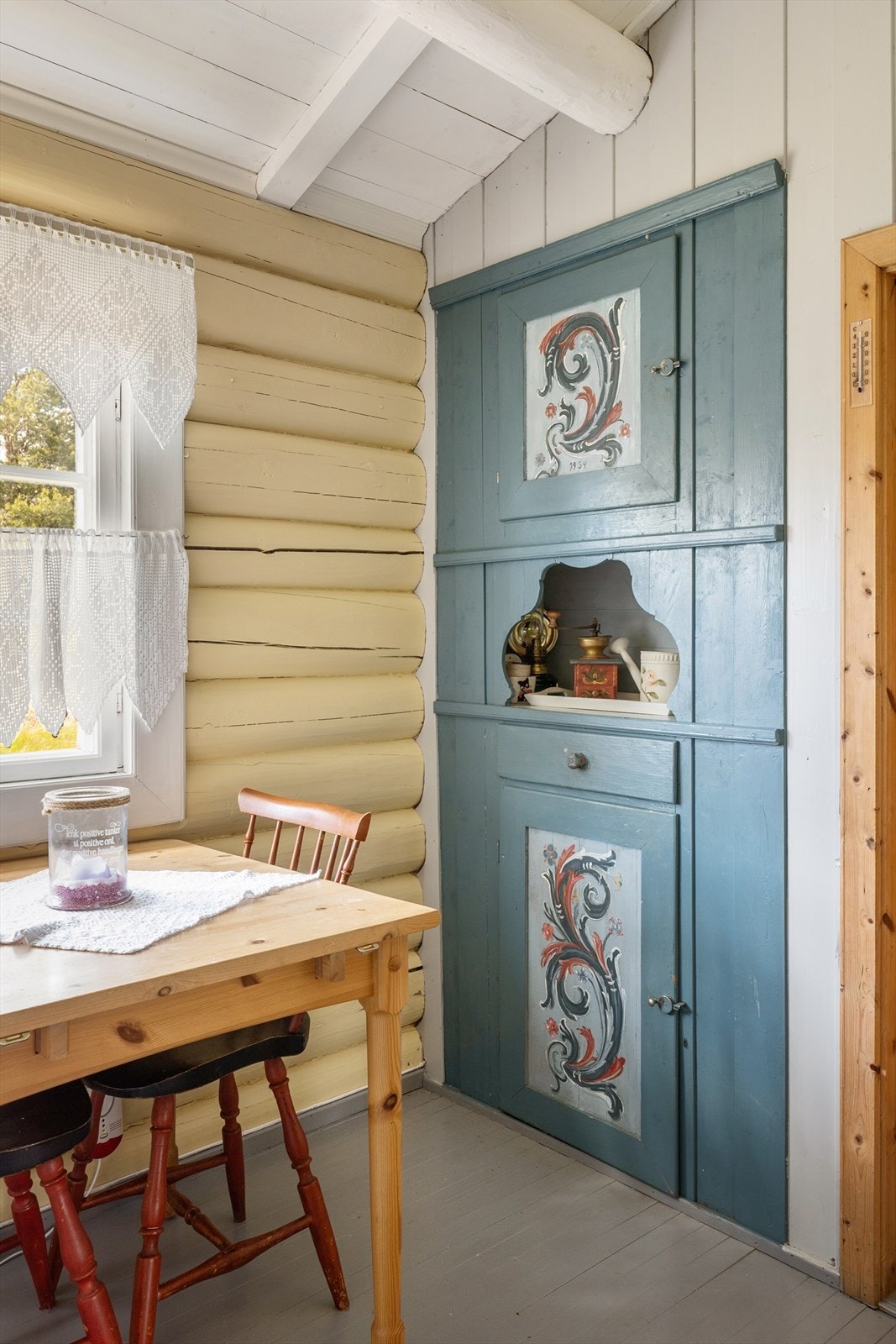 Et flott plassbygd skap med rosemalte fronter gir rommet sjel. Galleribilde