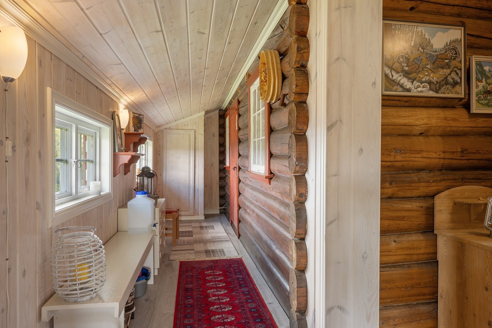 I entréen/svalgangen er det plass til klær og sko. Galleribilde