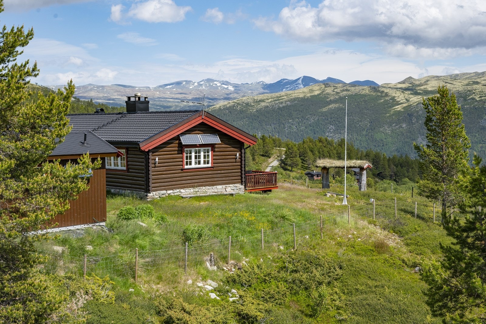 Eiendommen "Fjellheim" ligger idyllisk til i Horgen i Sel kommune, ca 890 moh. Galleribilde