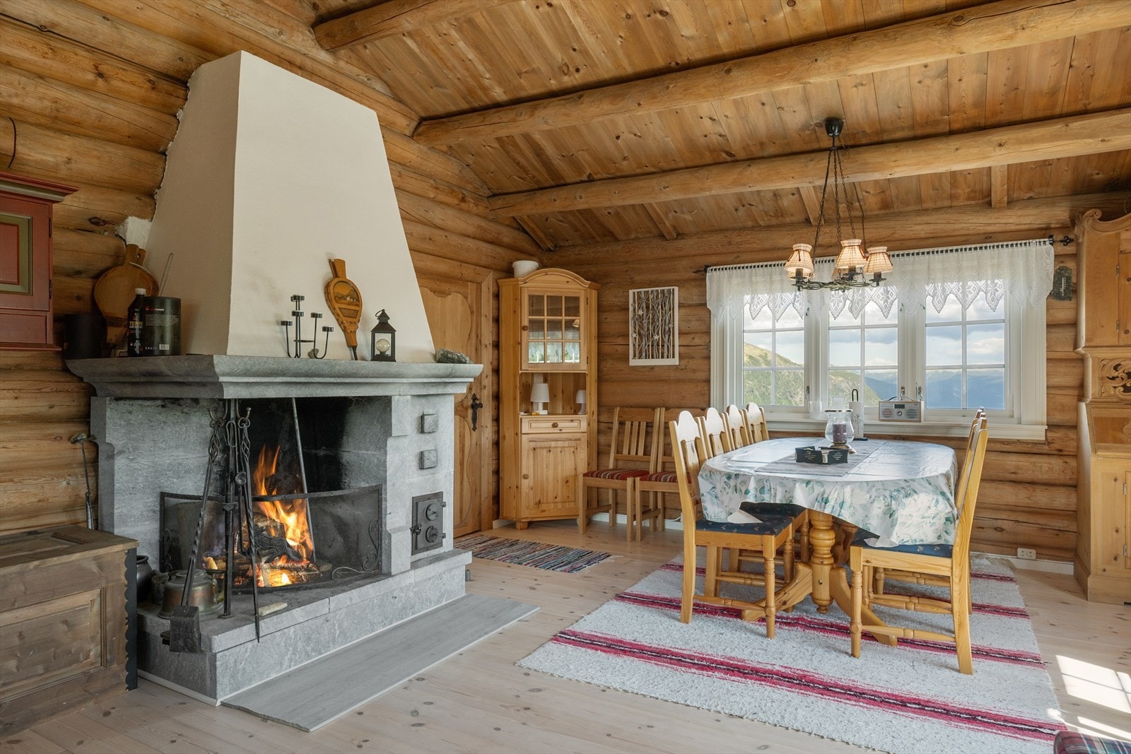 Hytta har en lun og koselig stue og en flott peis pryder rommet. Galleribilde