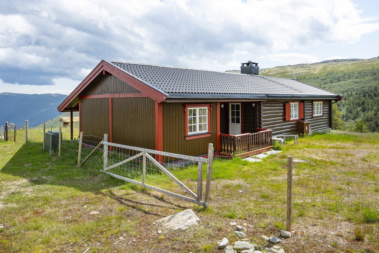 Tomten er gjerdet inn. Galleribilde