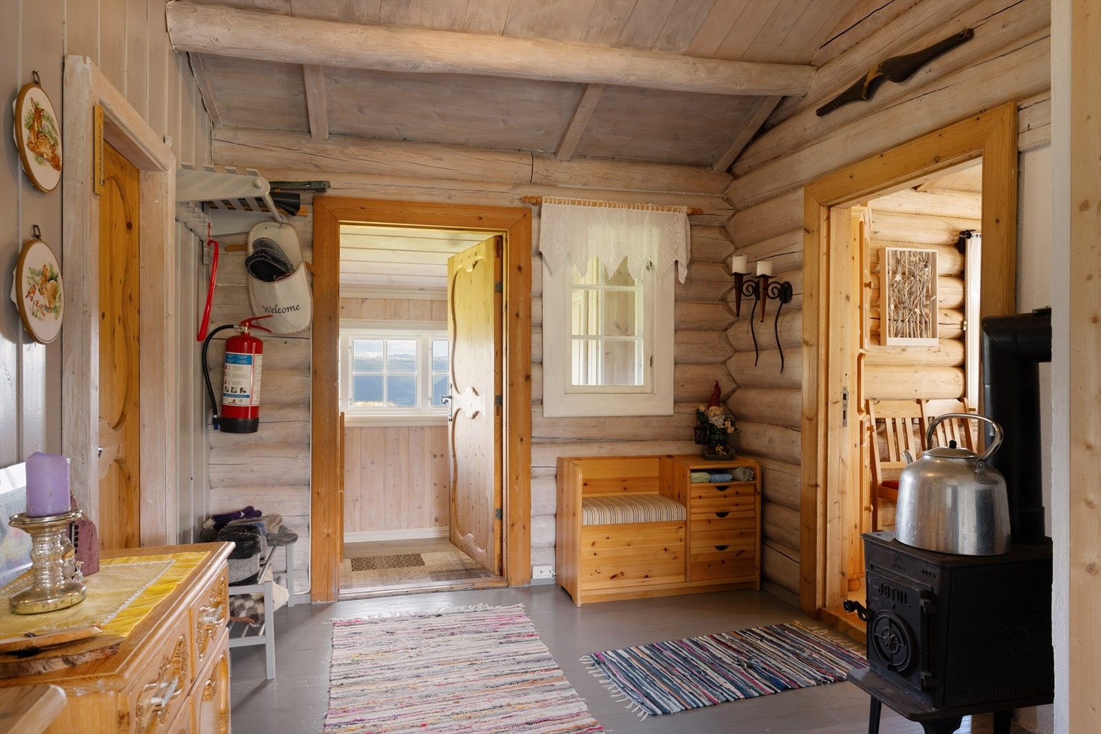 En klassisk Jøtulovn nær kjøkkenet bidrar med ekstra varme. Galleribilde