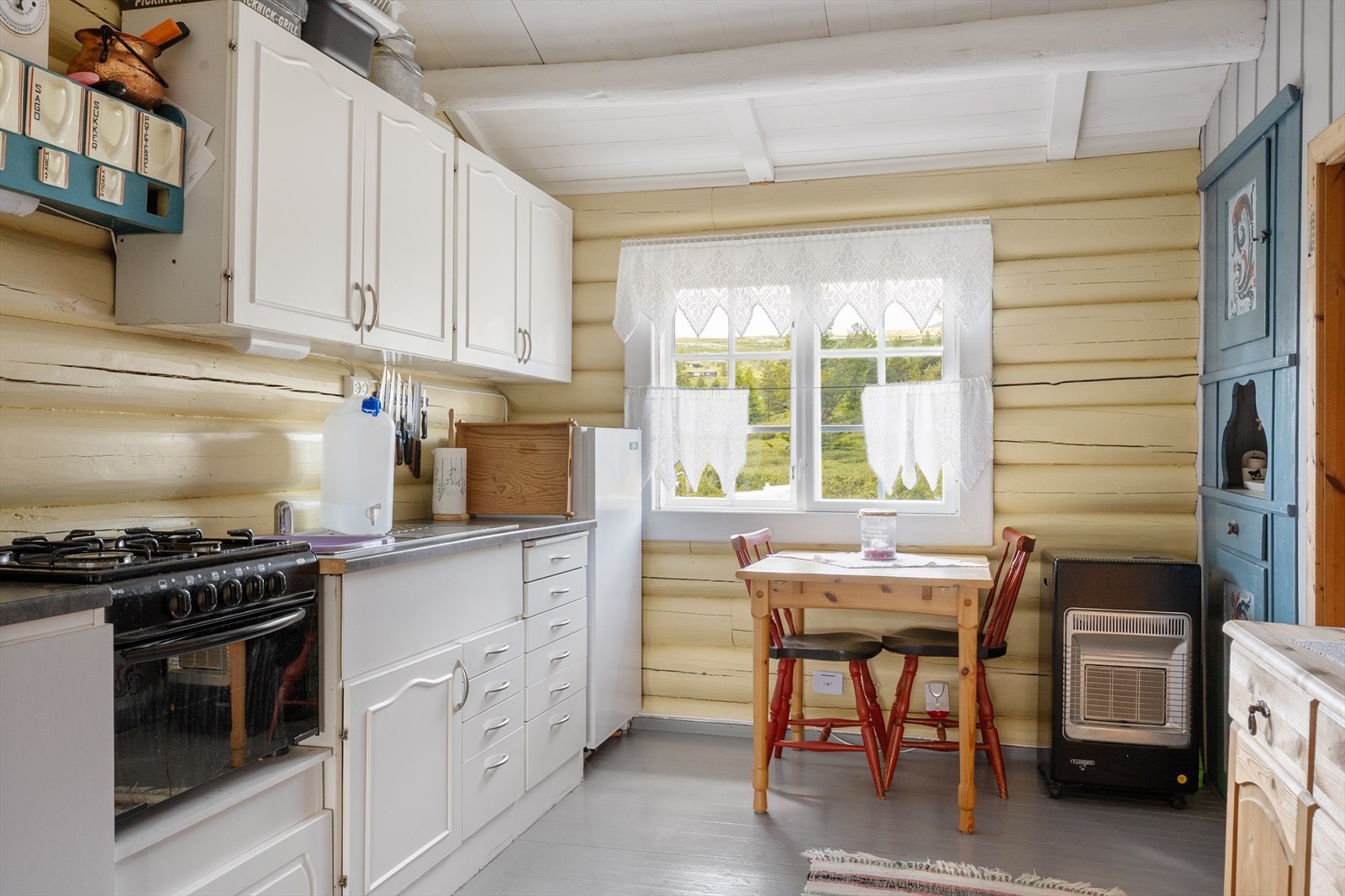 Kjøkkenet har lys innredning med malte fronter. Galleribilde