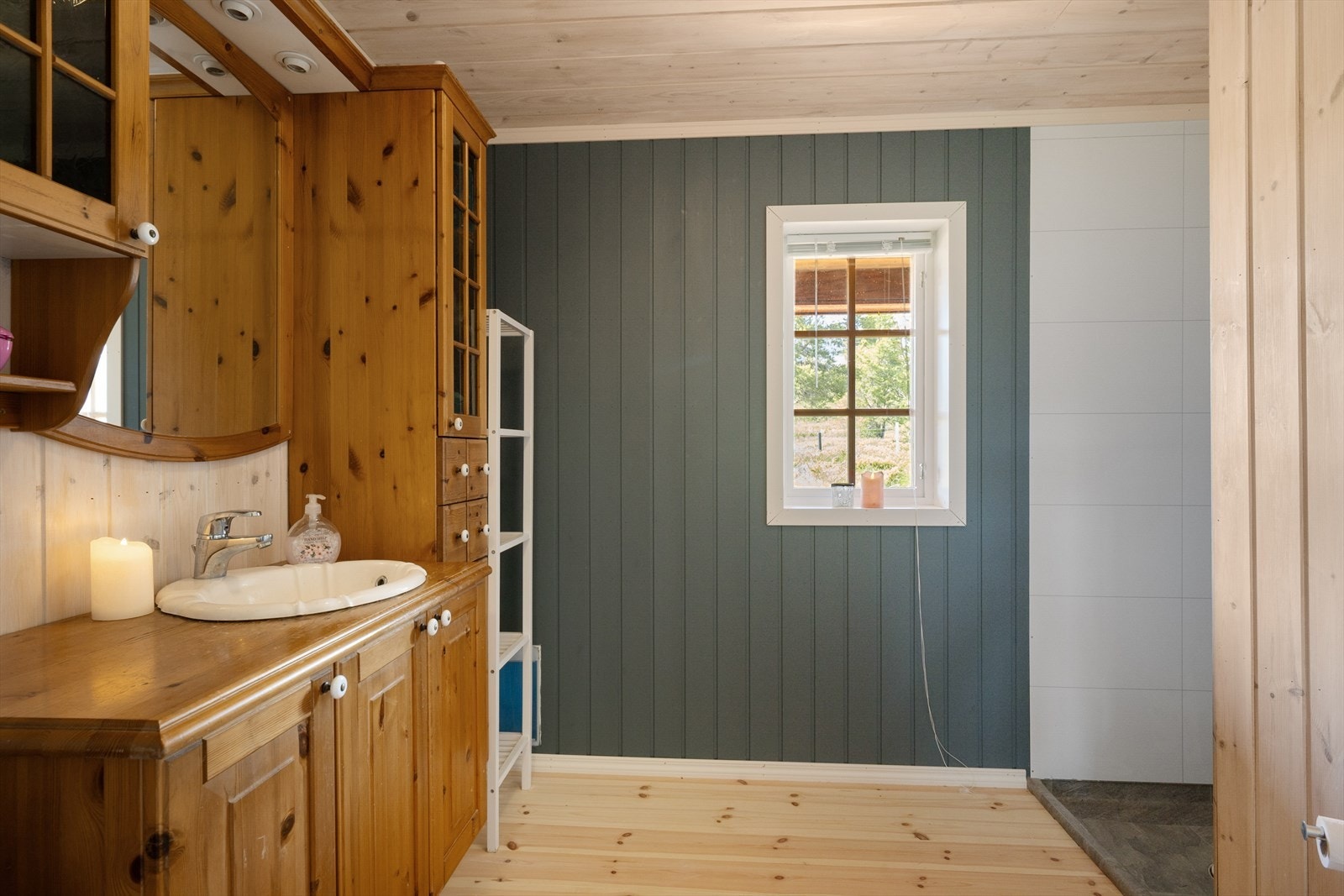 Sanitærrommet/stellerommet er innredet med en romslig, tradisjonell skapinnredning. Galleribilde