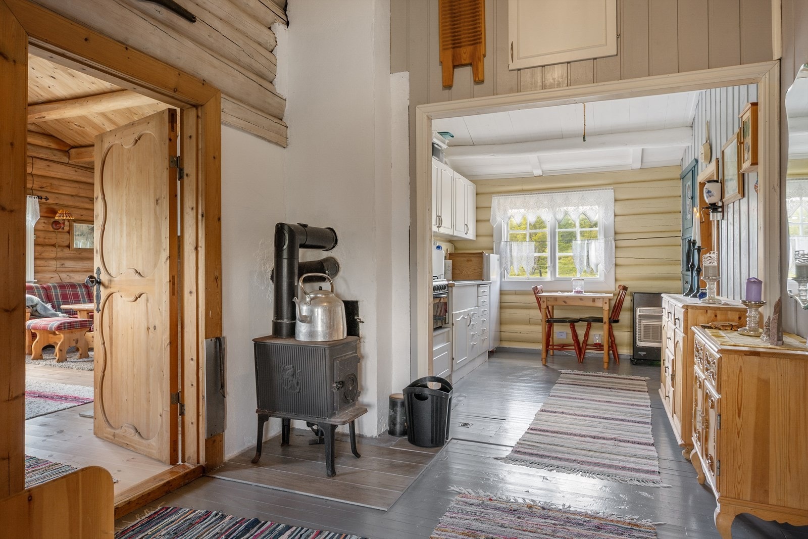 Fra gangen er det dør inn til stua. Galleribilde
