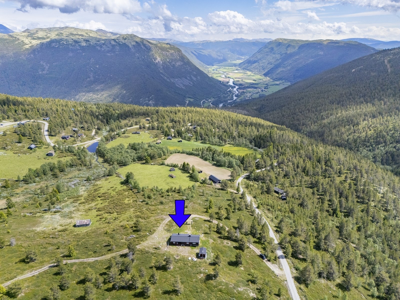 Her er det tilgang til flott natur og det er vidstrakt utsikt mot områdene omkring. Galleribilde