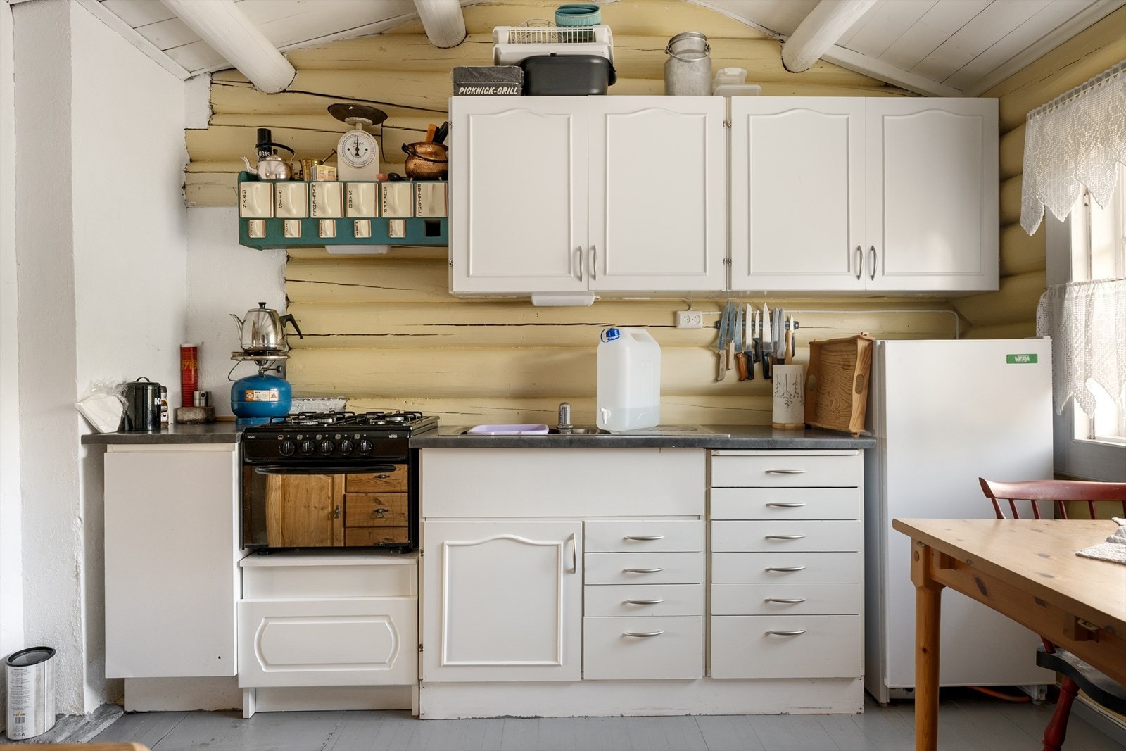Det er oppbevaring i både skuffer og skap, og det er frittstående gassovn og kjøleskap. Galleribilde