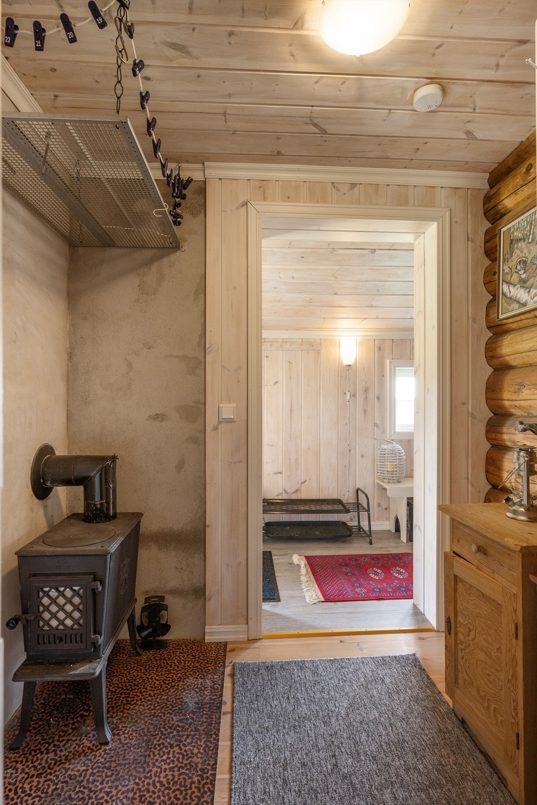 I gangen utenfor stellerommet er det vedovn - praktisk hylle over gir gode muligheter for tørking av klær mm. Galleribilde