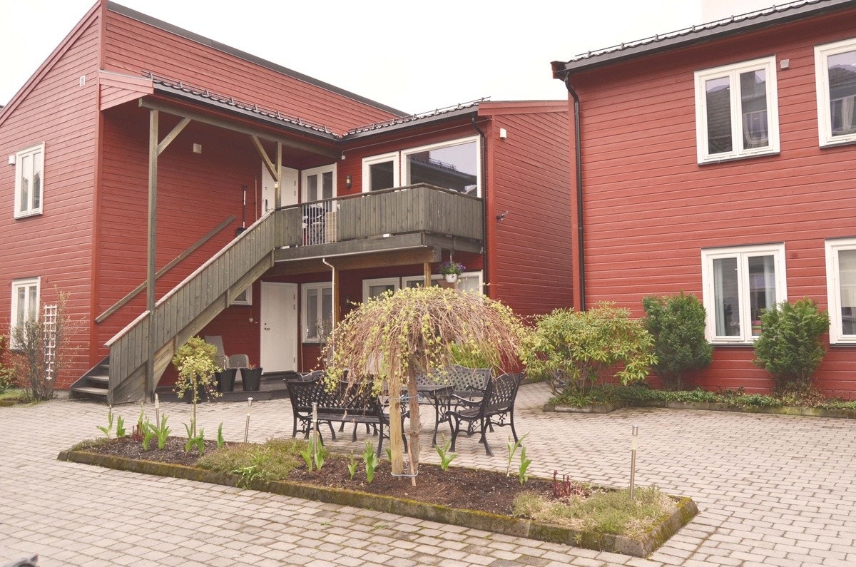 INTIM OG VELHOLDT BAKGÅRD Galleribilde