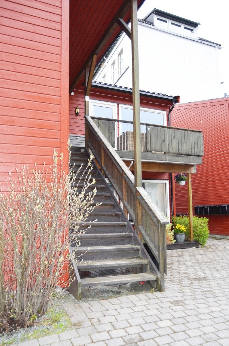 UTV TRAPP OPP TIL LEILIGHET I 2 ETG Galleribilde