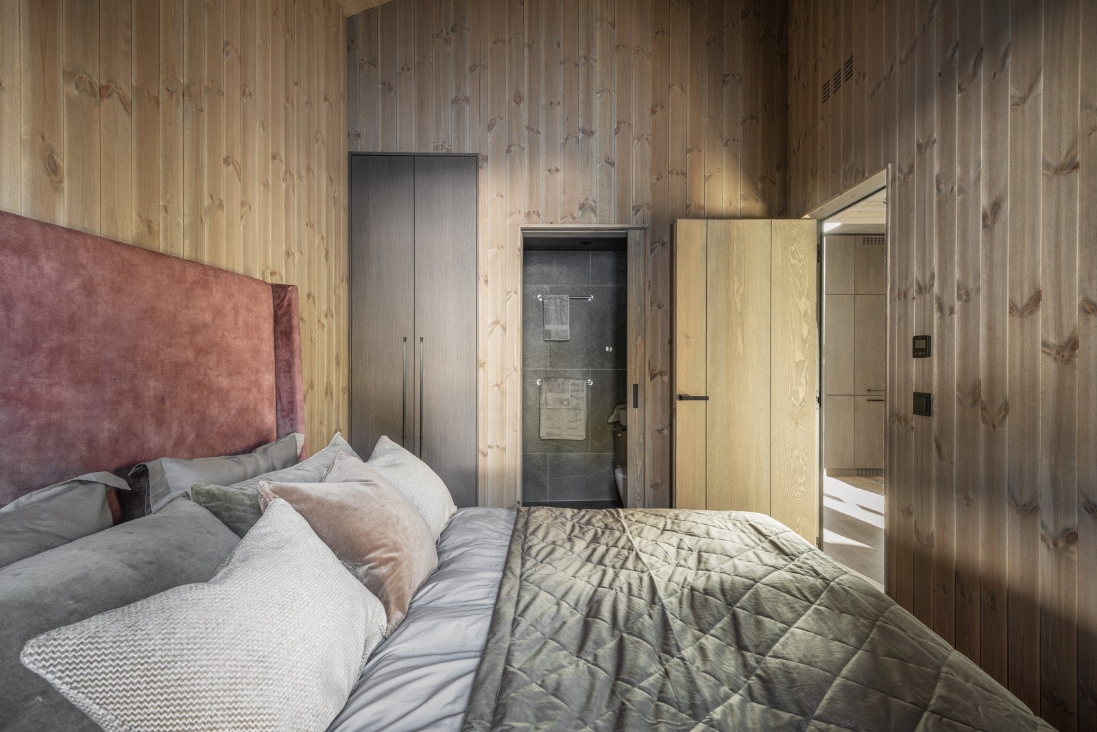 Innbydende hovedsoverom med eget, delikat bad. Galleribilde