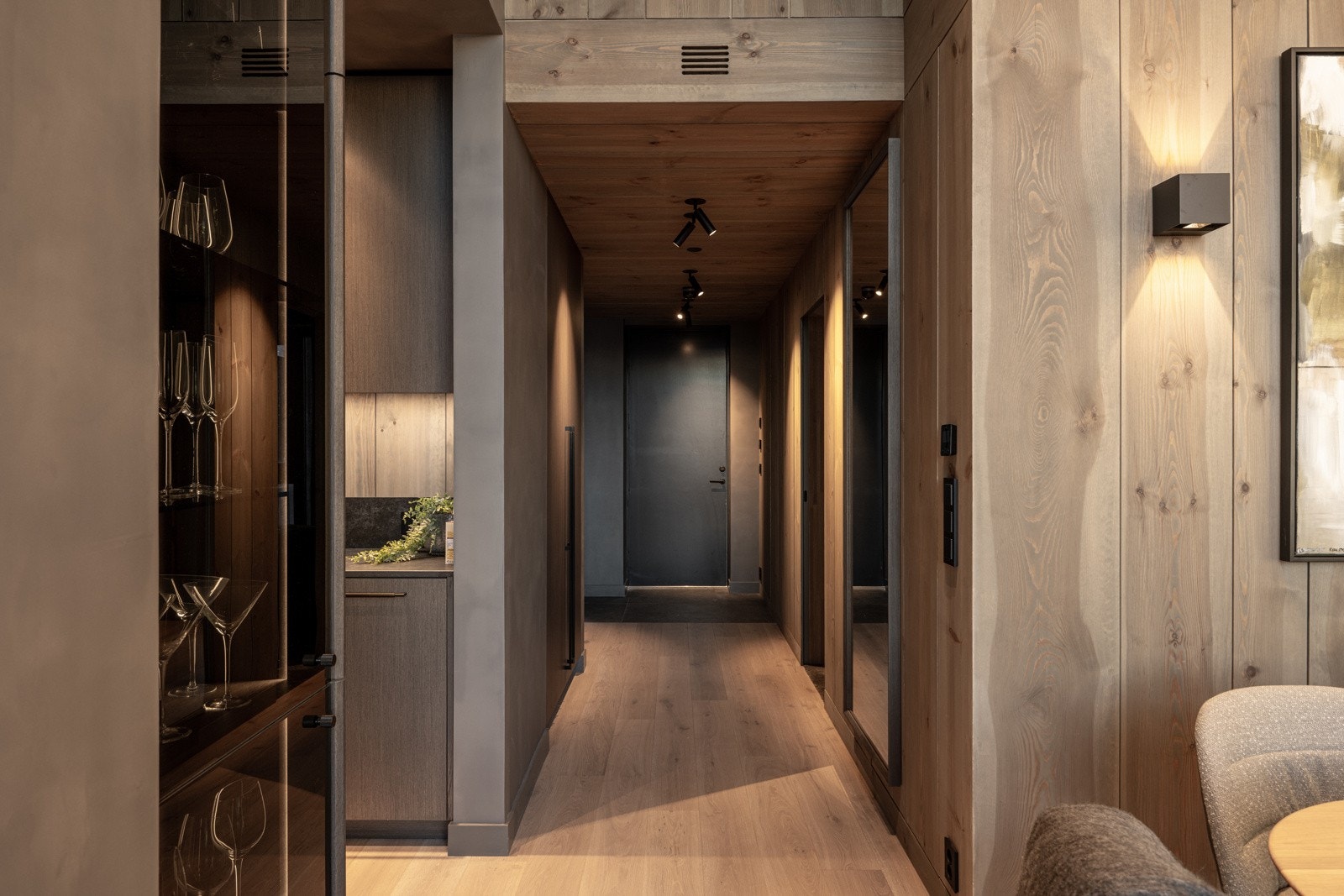 Meget romslig entré, med adkomst til to av soverommene. En hall fører videre til hovedbadet og kjøkken/stue. Galleribilde