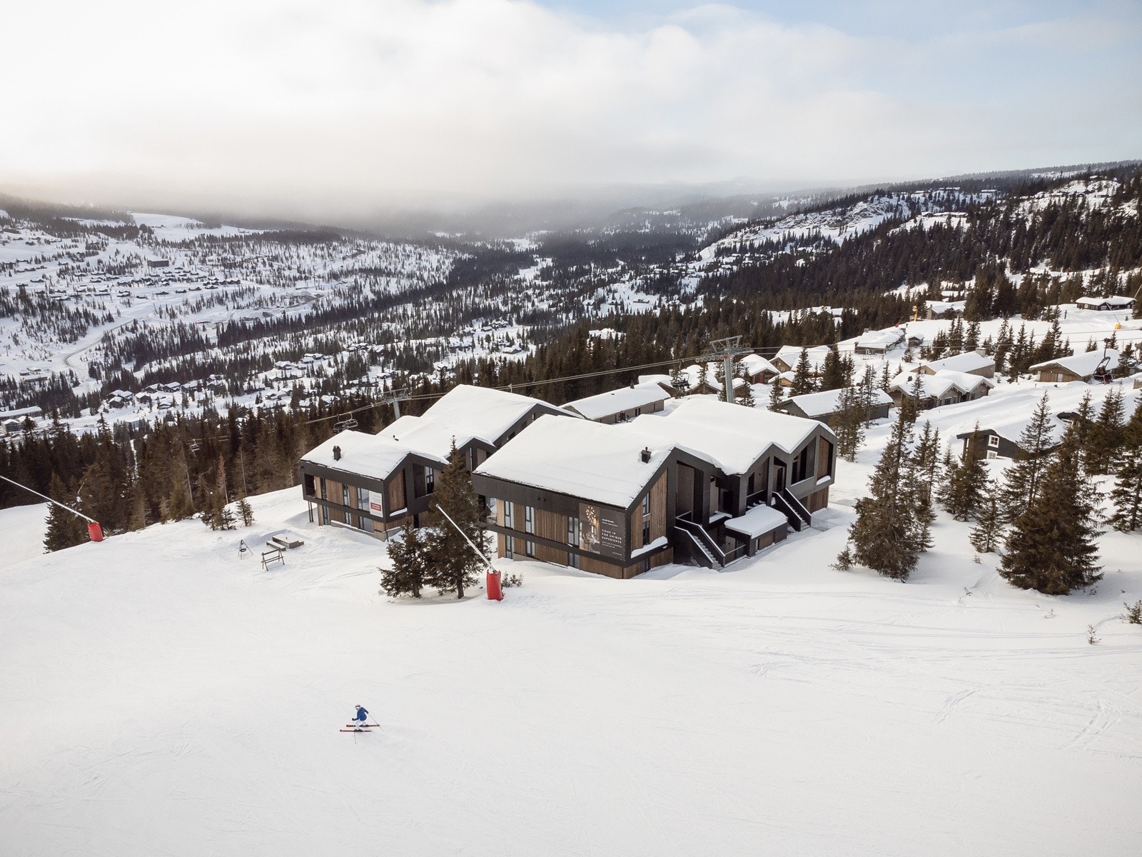 Prosjektet, som er utviklet av LHM, består av to moderne bygg med 8 leiligheter i hvert bygg, og har sin arkitektoniske forankring i tradisjonelle sveitsiske chaleter. Galleribilde