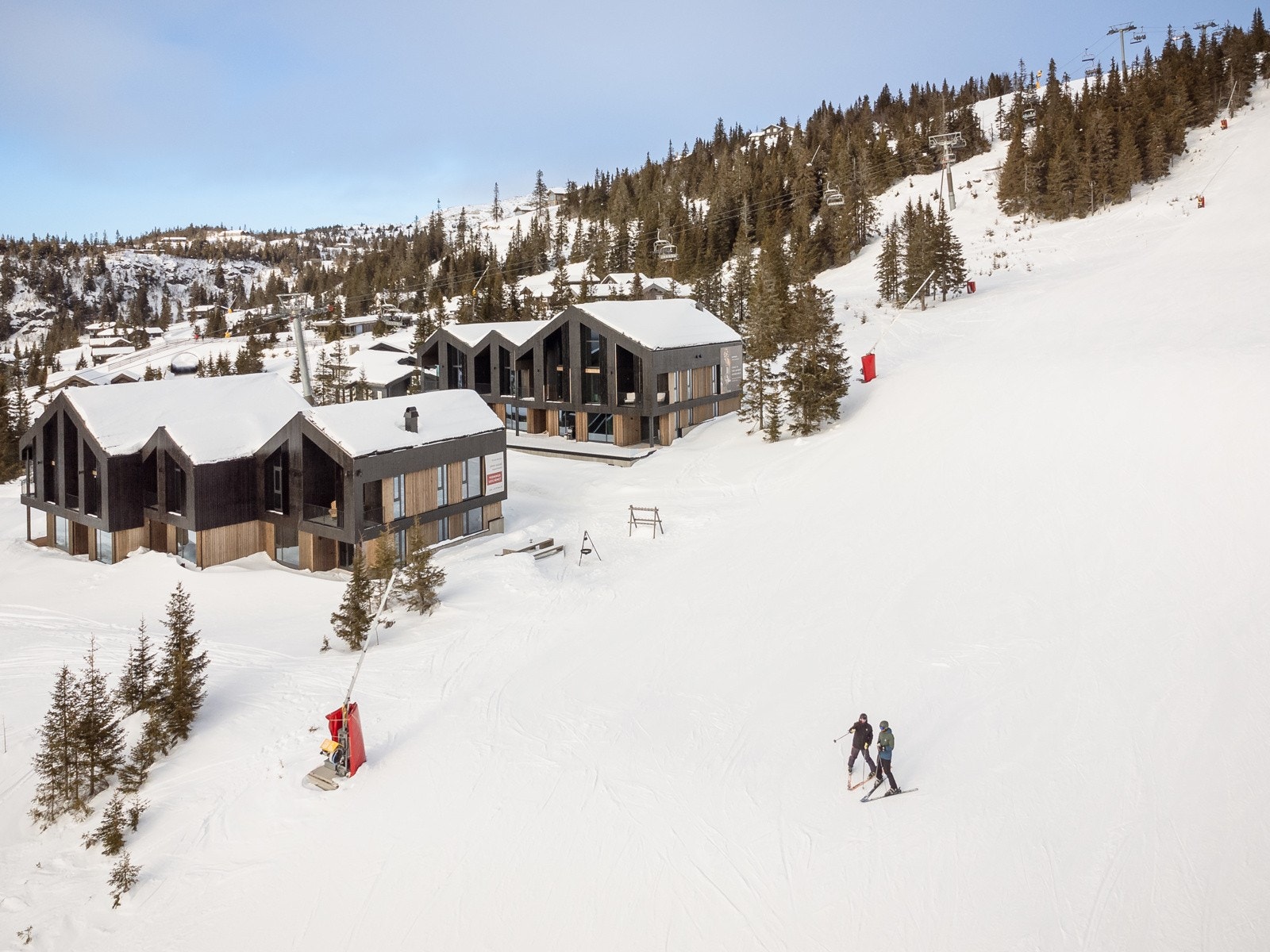 Svartskard ligger rett inntil Kvitfjell-løypa, med umiddelbar ski-inn/-ut.Med en beliggenhet på 870 meter over havet har man også optimale solforhold og en meget flott utsikt! Galleribilde