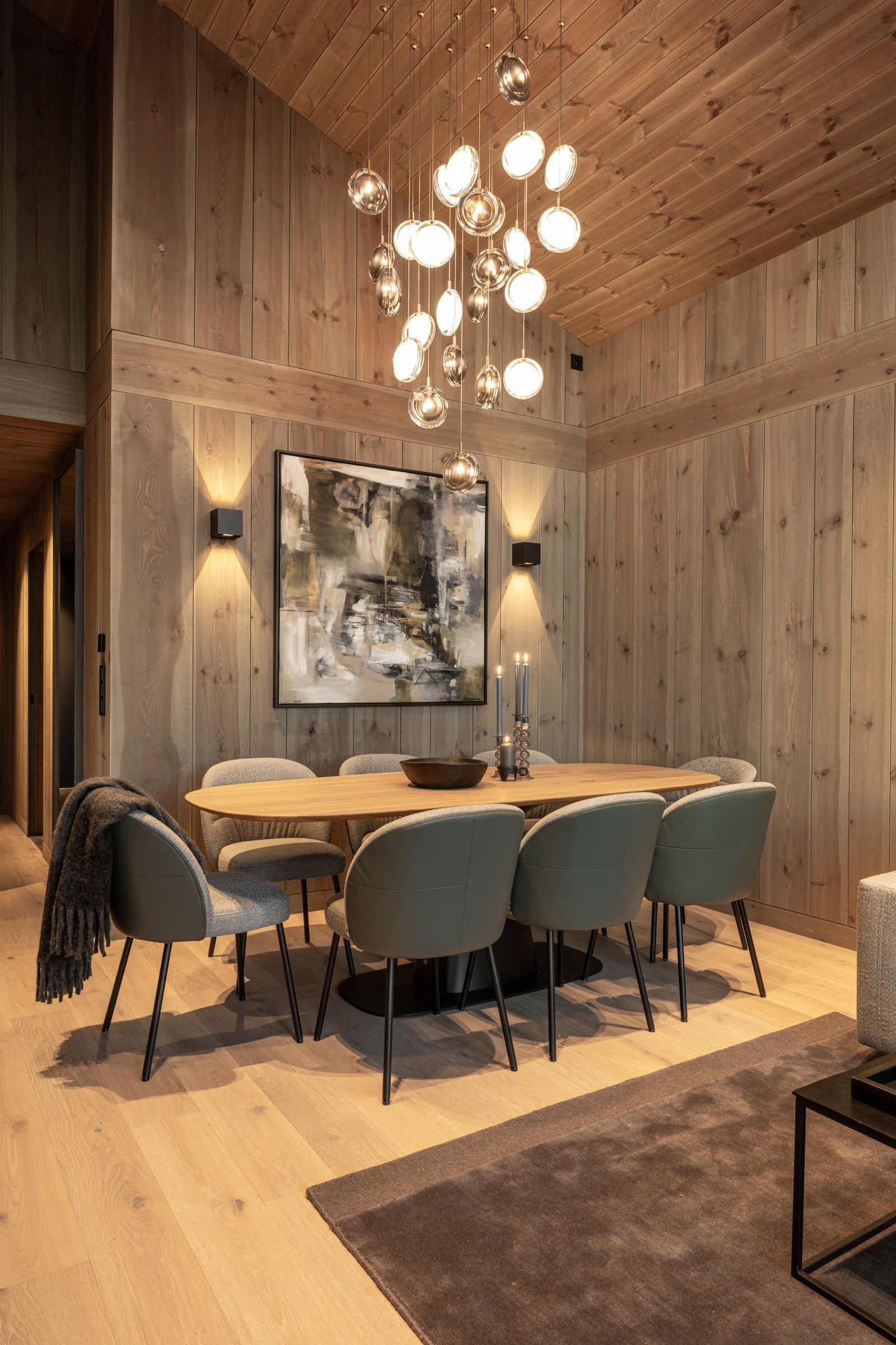 Stuen har en imponerende takhøyde og generøse vindusflater. Leiligheten er spesialdesignet av LHM Interiør og utført av LHM sine egne håndverkere. Galleribilde