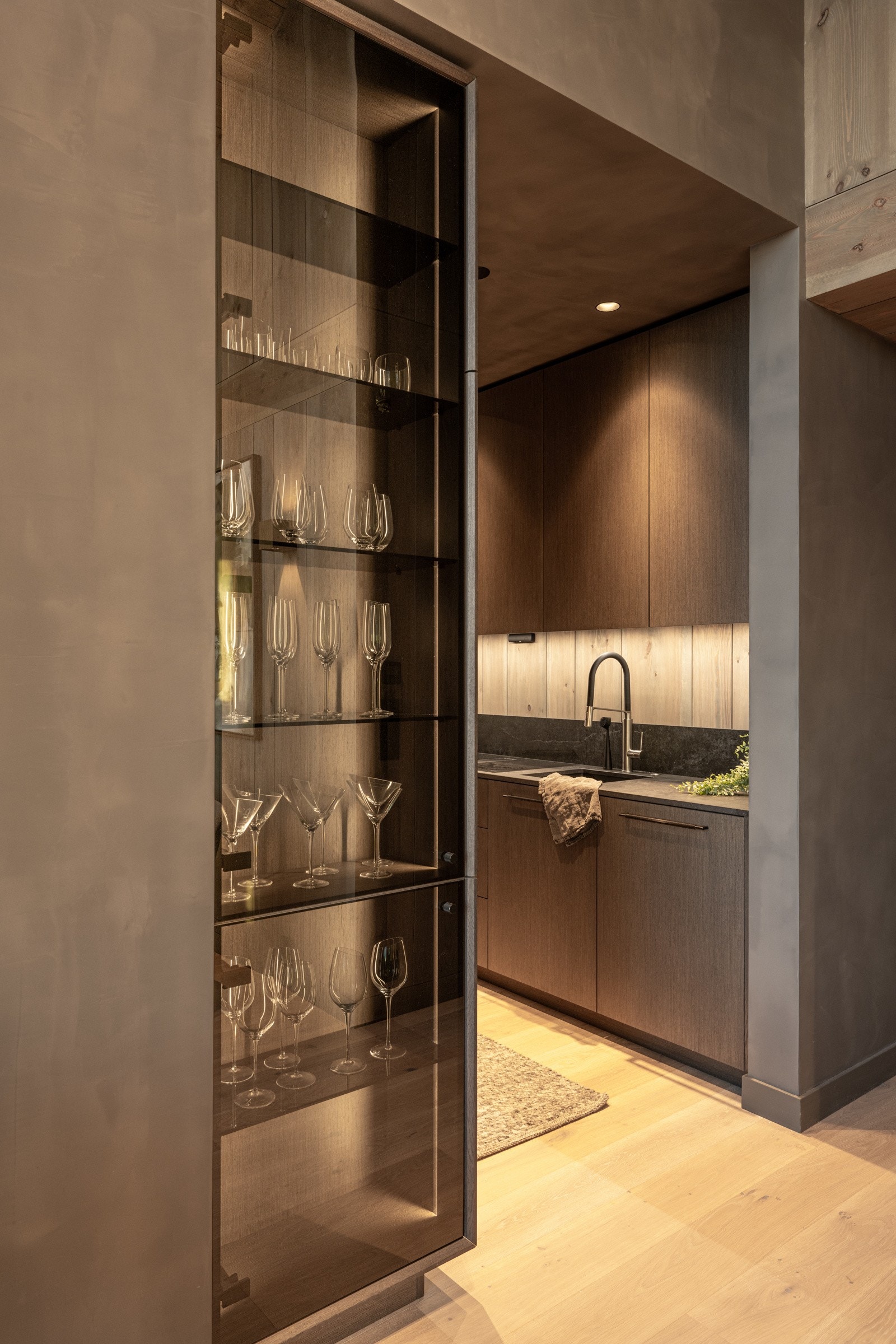 Kjøkkenet er skreddersydd i beste kvalitet av LHM Interior og kombinerer holdbarhet med et stilfullt design. Kjøkkenet er godt utstyrt med integrerte hvitevarer fra Miele og vinkjøler fra Temptech. Galleribilde