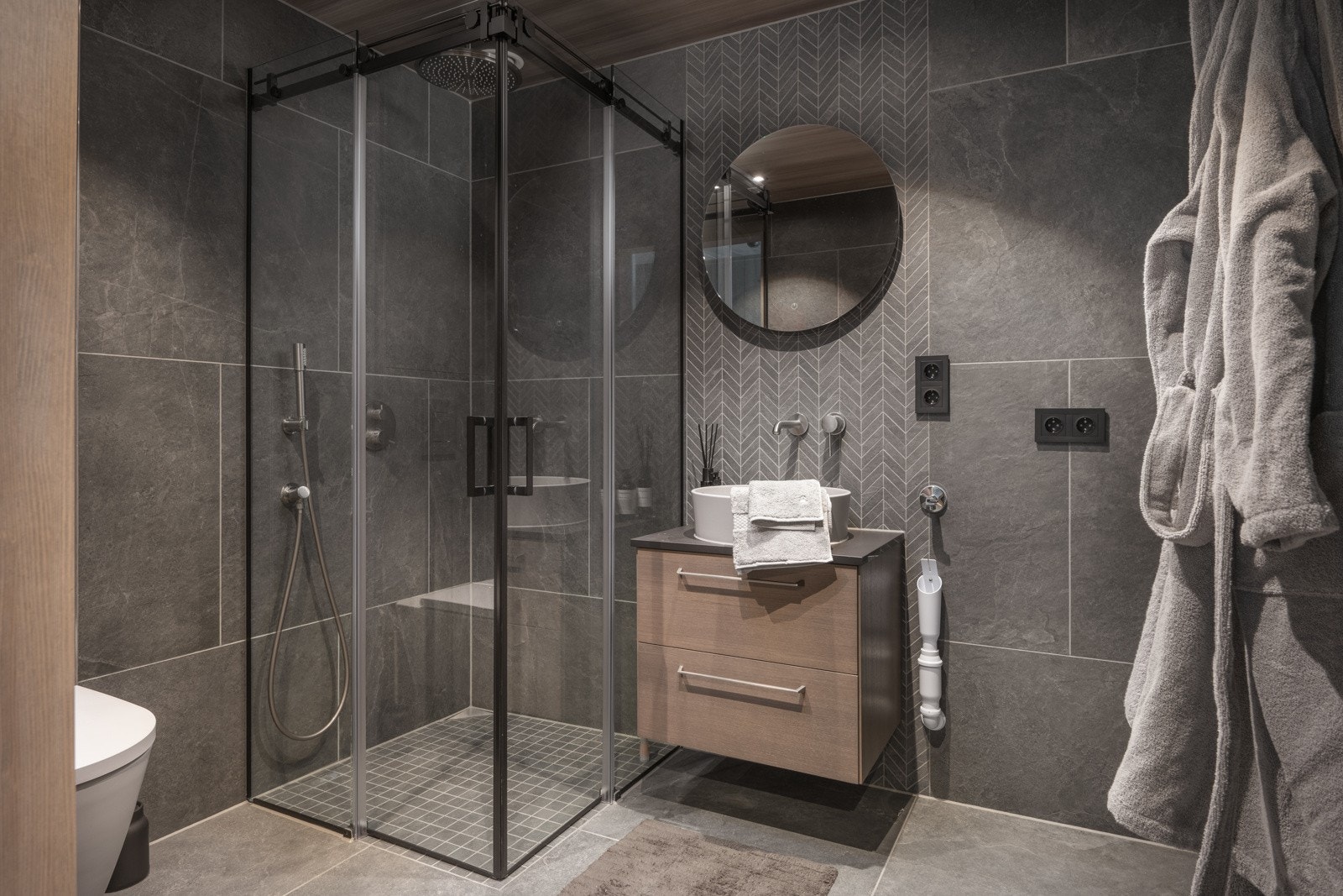 Leilighetens 2 baderom er skreddersydd spesielt for Svartskard og har et helhetlig og moderne uttrykk med store fliser i matt naturtro finish og delikat innredning. Galleribilde