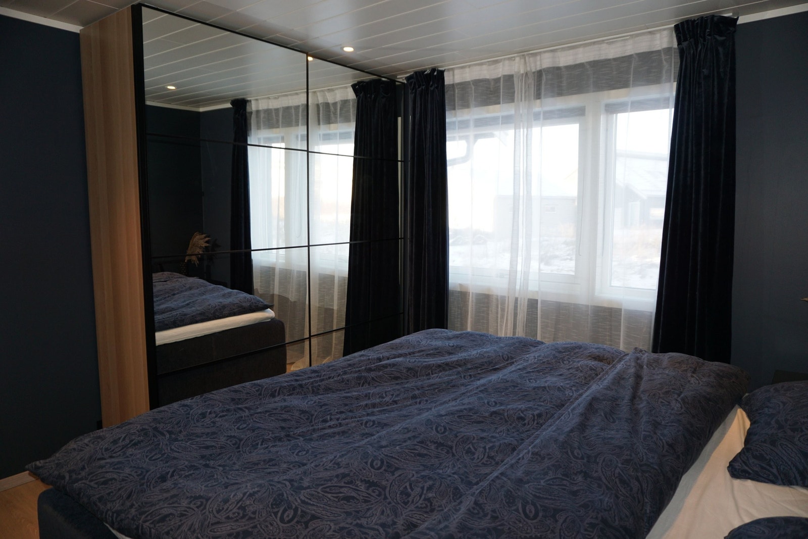 Soverom 2 med garderobeløsning med praktisk innredning Galleribilde