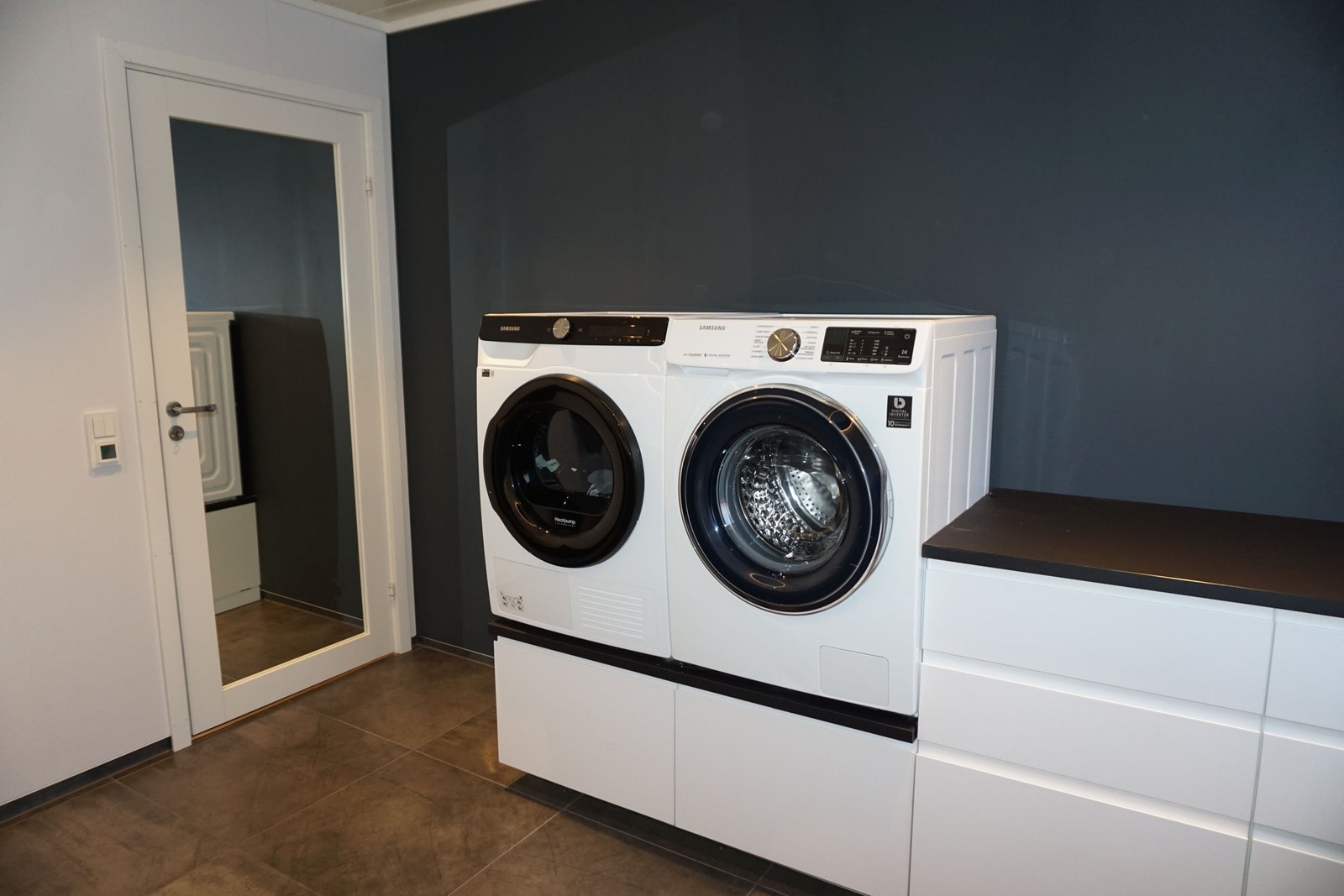 Badet i første etasje har en vaskeromsinnredning med gode oppbevaringsmuligheter. Galleribilde