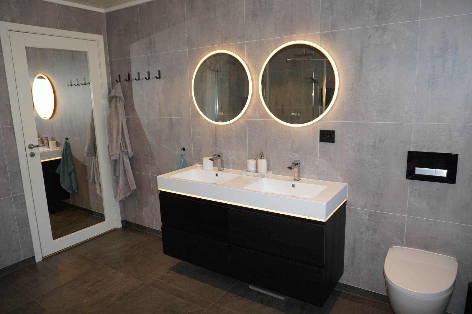 Badet i 2.etg. har dobbel servant Galleribilde