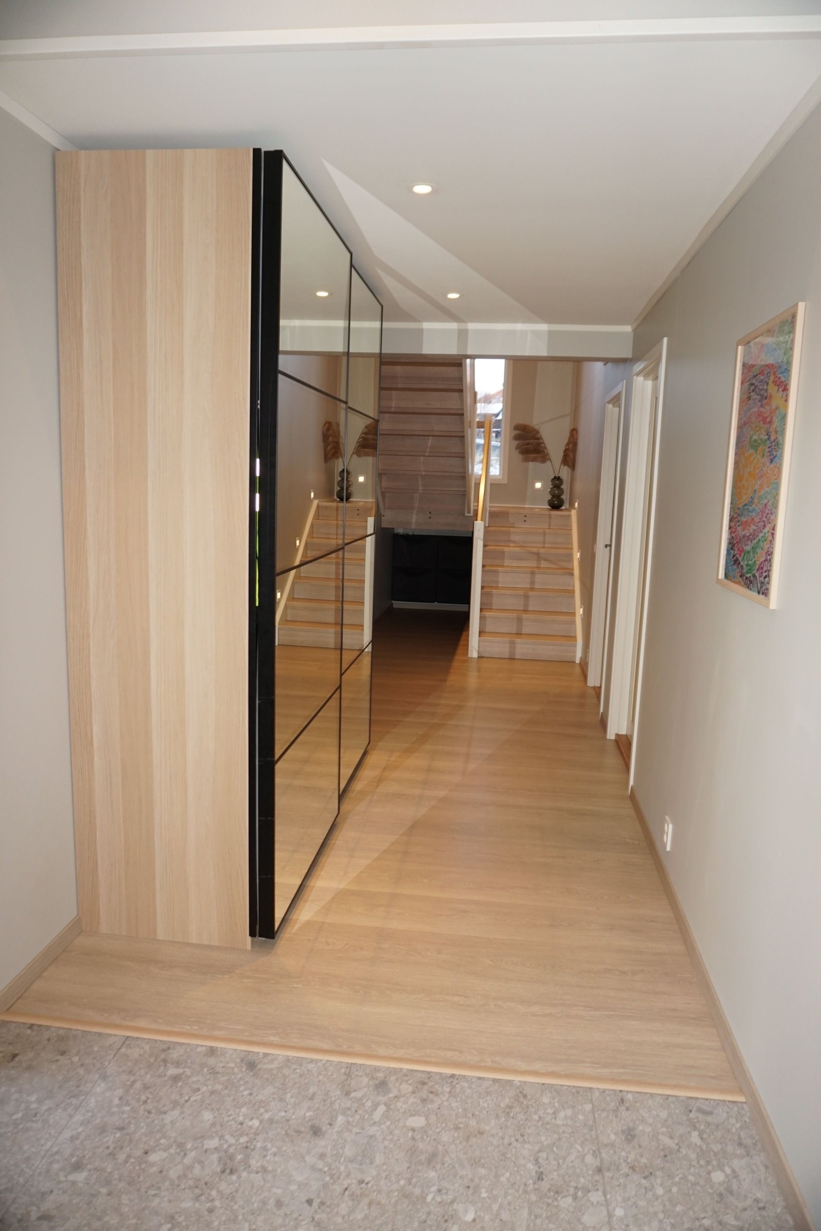 Gangen har gode oppbevaringsmuligheter. Galleribilde