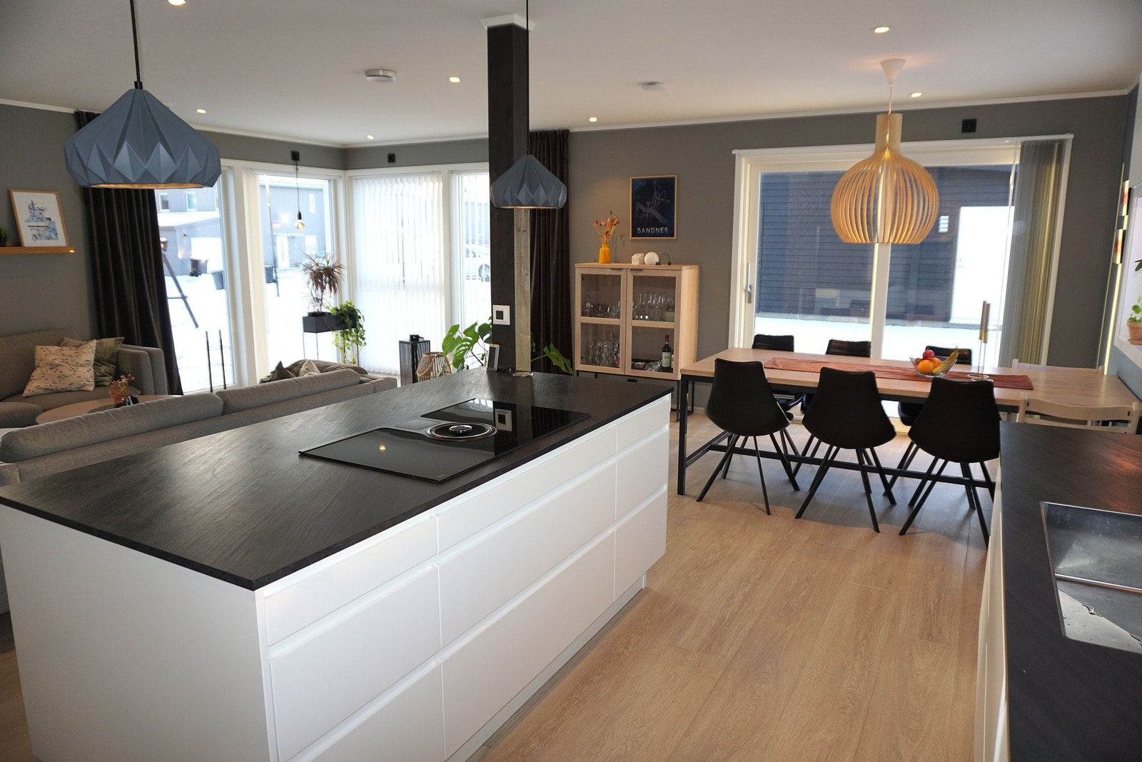 Stilren kjøkkeninnredning fra Aubo med god plass. Galleribilde