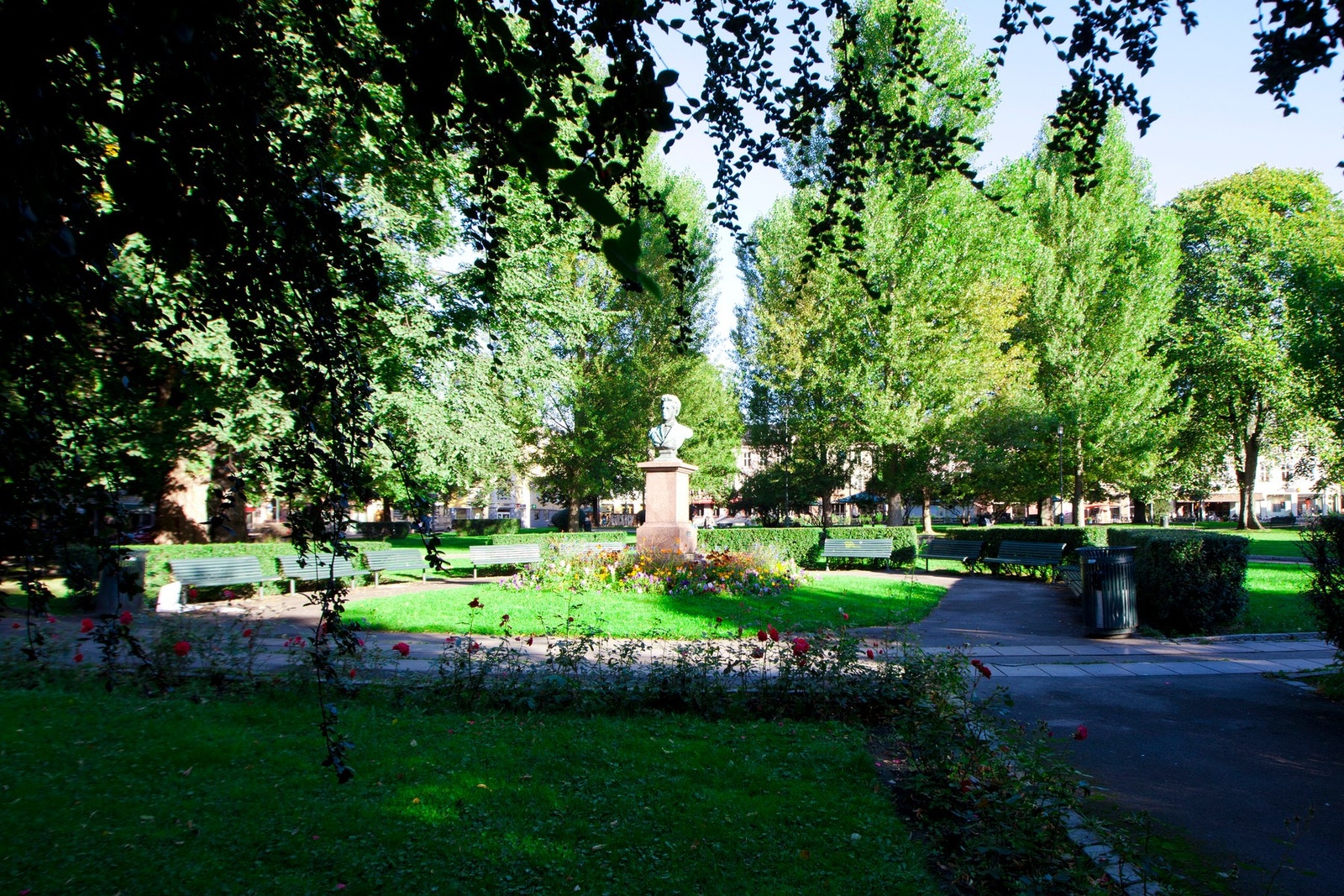 Det er flere grønne parker i nærområdet. Galleribilde