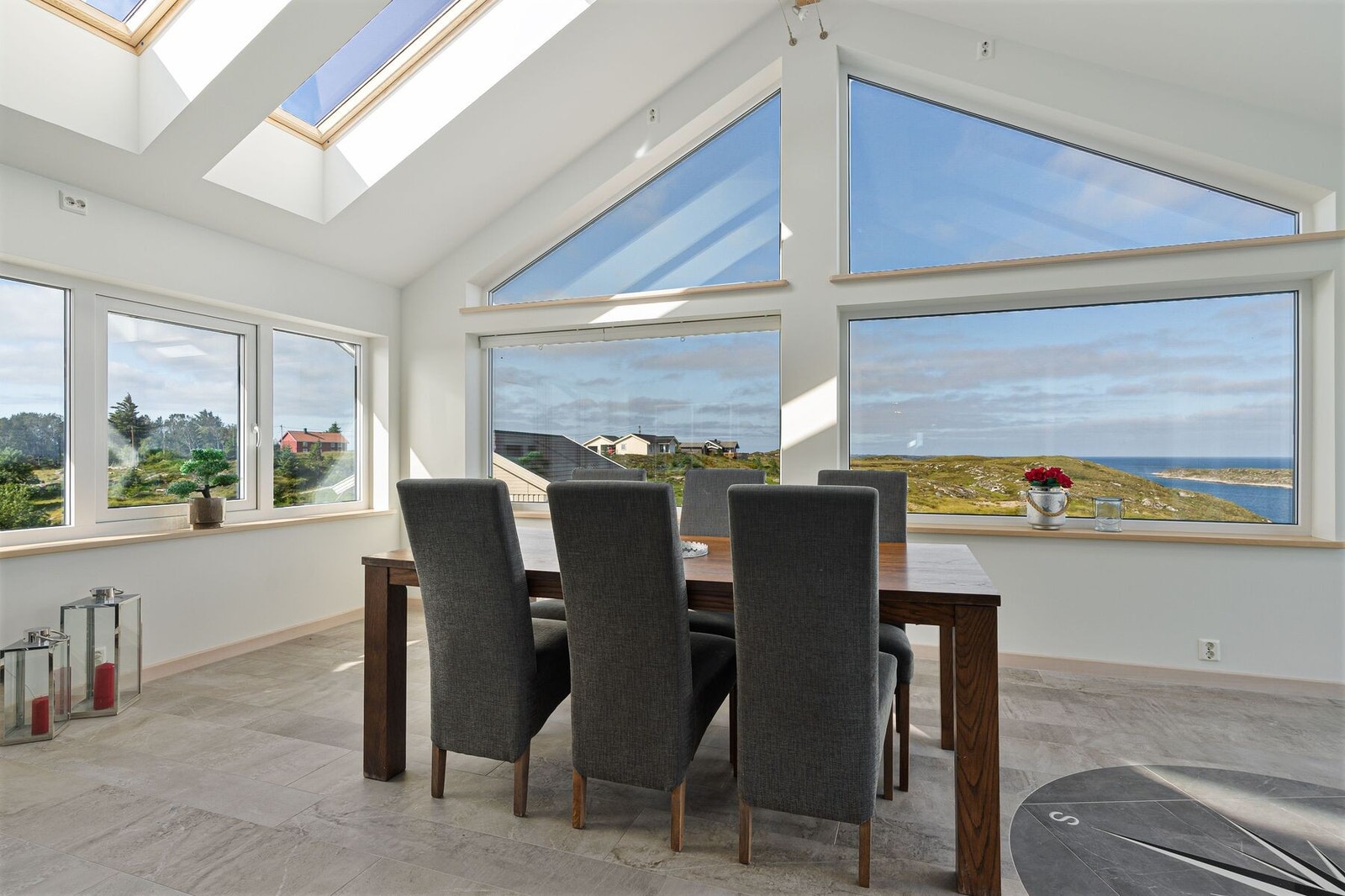 Vinterhage med god takhøyde, store vindusflater og fantastisk utsikt Galleribilde