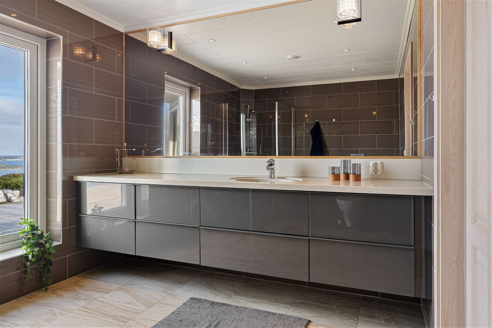 Utsikten kan også nytes fra badet Galleribilde