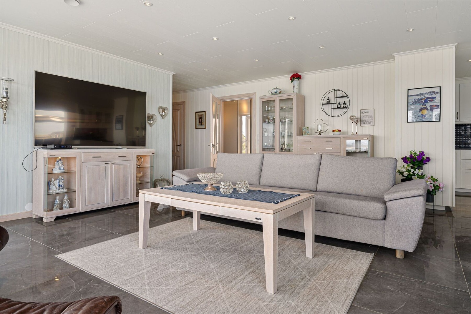 Det er plass til flere sittegrupper, TV, vitrineskap m.m. Galleribilde