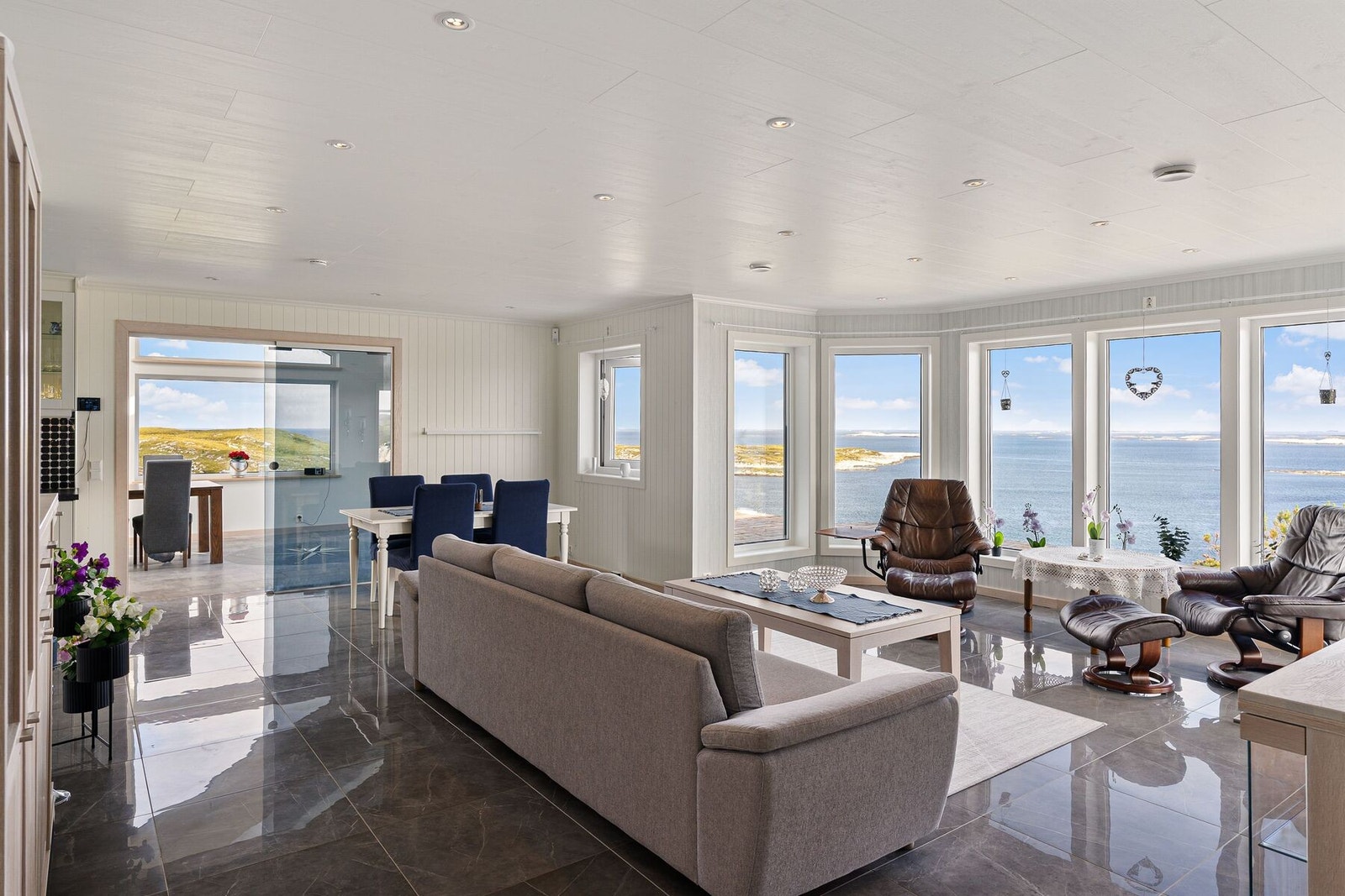 Fra stuen er det skyvedører inn til vinterhagen Galleribilde