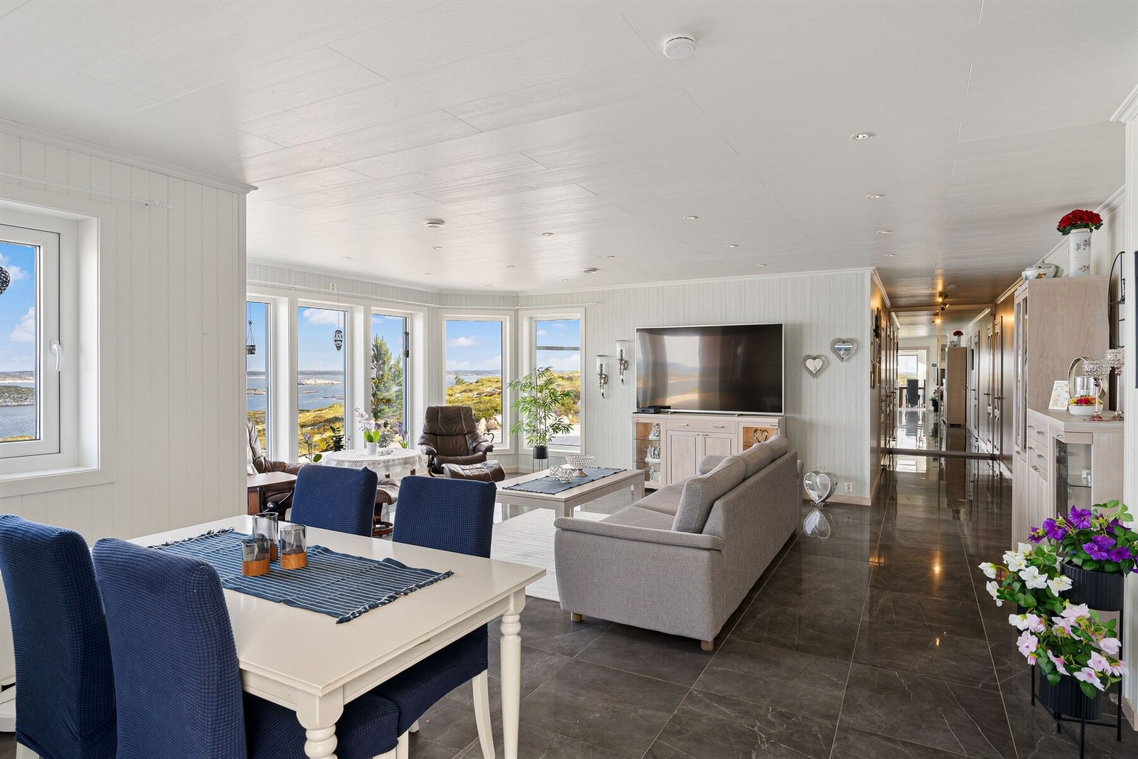 Eneboligen har en moderne standard med praktisk planløsning Galleribilde