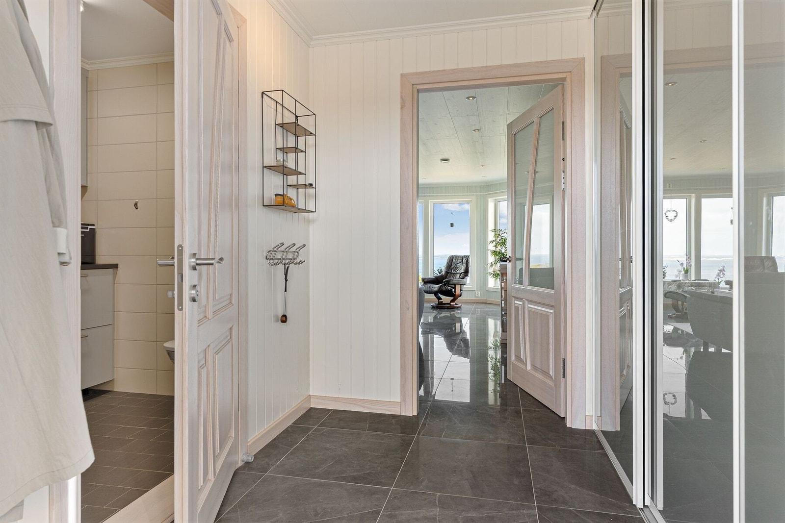 Velkommen inn - Flislagt entré med skyvedørsgarderobe Galleribilde