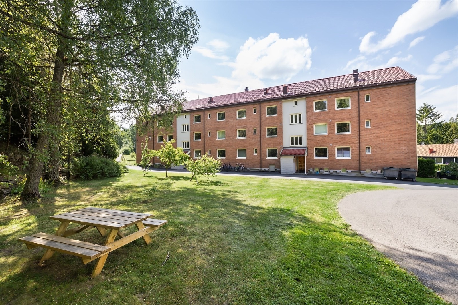 Boligen er tilknyttet Lia borettslag, et hyggelig og veldrevet borettslag, med store grøntområder rett utenfor døren! Galleribilde