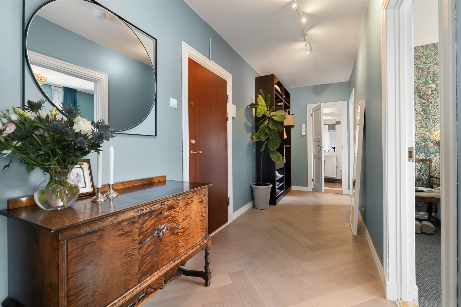 Her er det god plass til klesavheng og skotøy, samt montert garderobeskap som gjør det enkelt å gjemme bort store ytterjakker, luer, votter m.m. Galleribilde