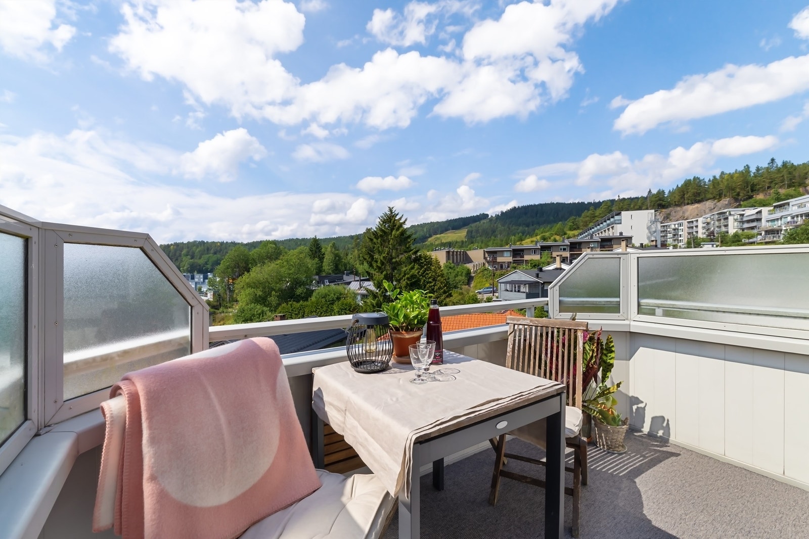 En herlig balkong på 5 kvm beliggende fint og skjermet til i byggets øverste etasje, med lite innsyn og hyggelig utsikt Galleribilde