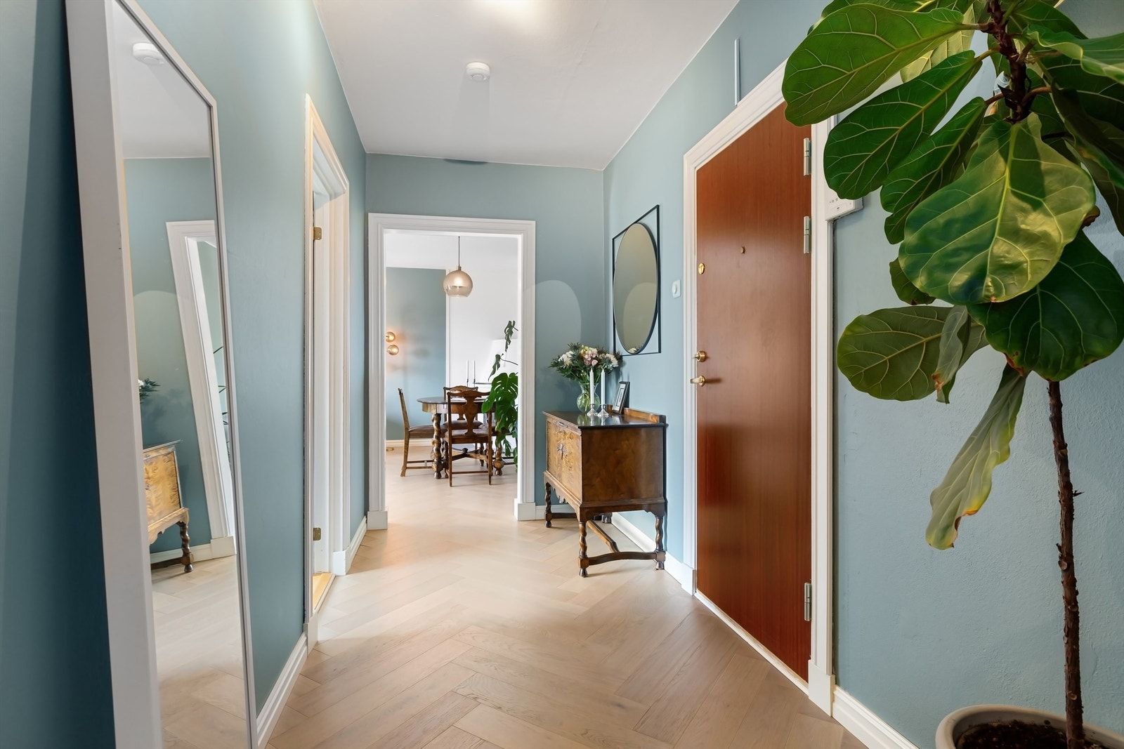 Romslig og innbydende entré med videre adkomst til alle boligens øvrige rom, noe som underbygger den gode planløsningen Galleribilde