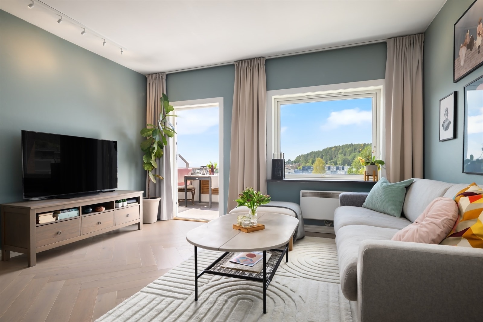 Fra stuen er det direkte utgang til boligens balkong, som skaper en herlig forlengelse av stuen hele sommeren! Galleribilde