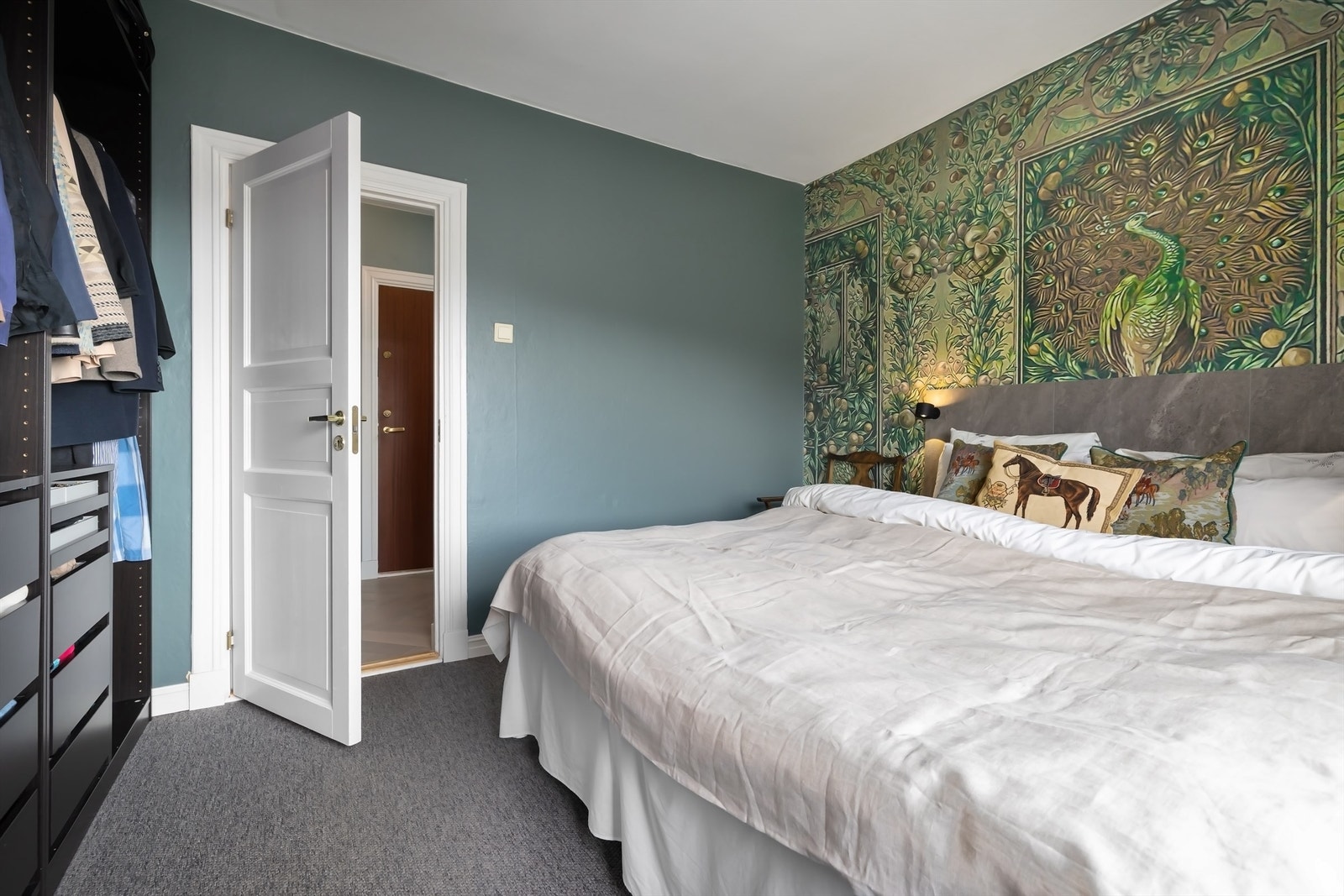 På soverommet er det montert en romslig garderobe Galleribilde