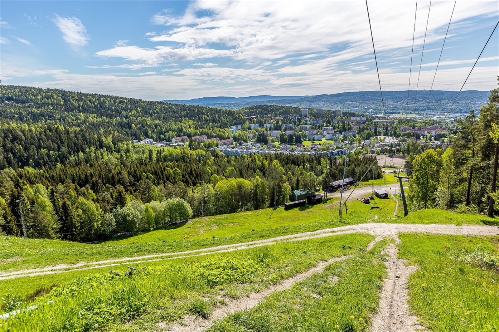 Grefsenkleiva med sykkel- og gangstier sommerstid og alpinanlegg vinterstid Galleribilde