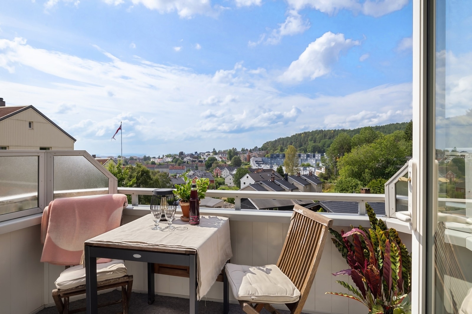 En lys og flott toppleilighet med svært god beliggenhet i rolige omgivelser i Lia borettslag Galleribilde