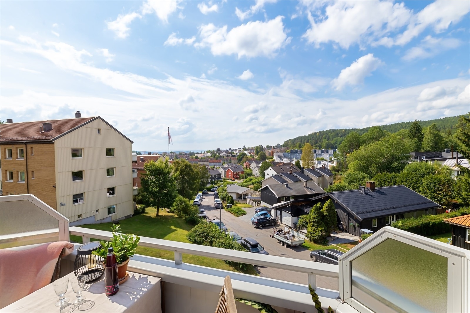 God plass til en større sittegruppe og grill, det er tillatt med el- og/eller gassgrill på balkongen Galleribilde