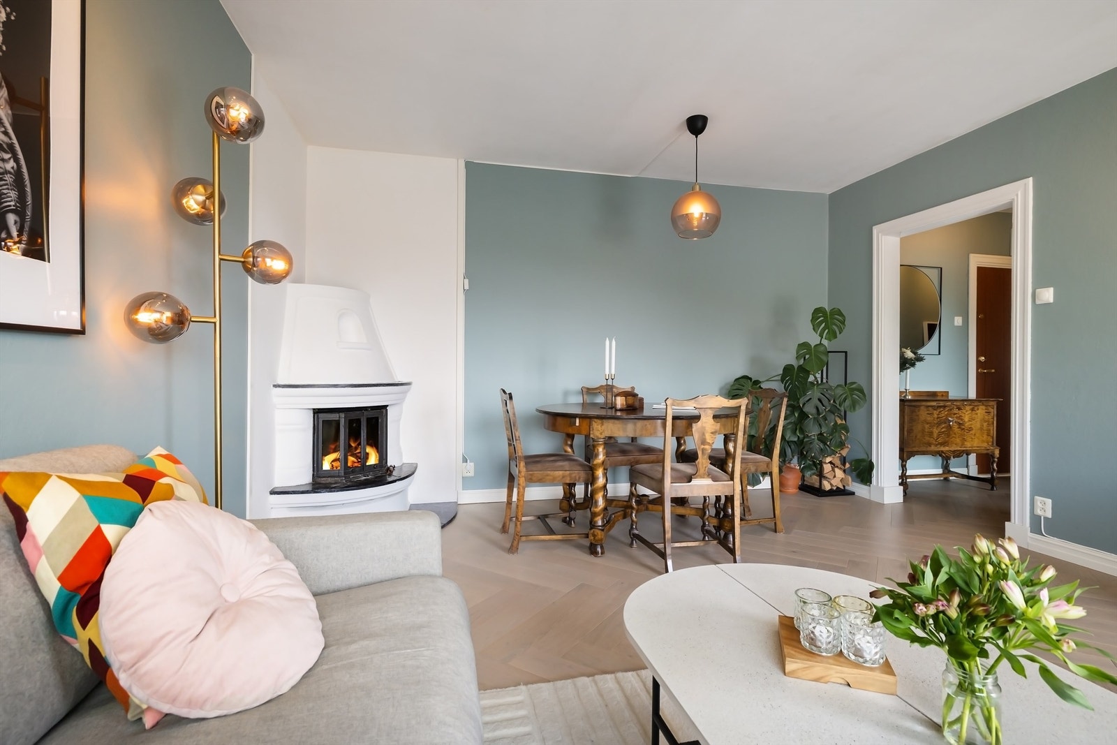 Flott peis i stuen som gir rommet et herlig og hjemmekoselig preg i tillegg til at den genererer god varme Galleribilde