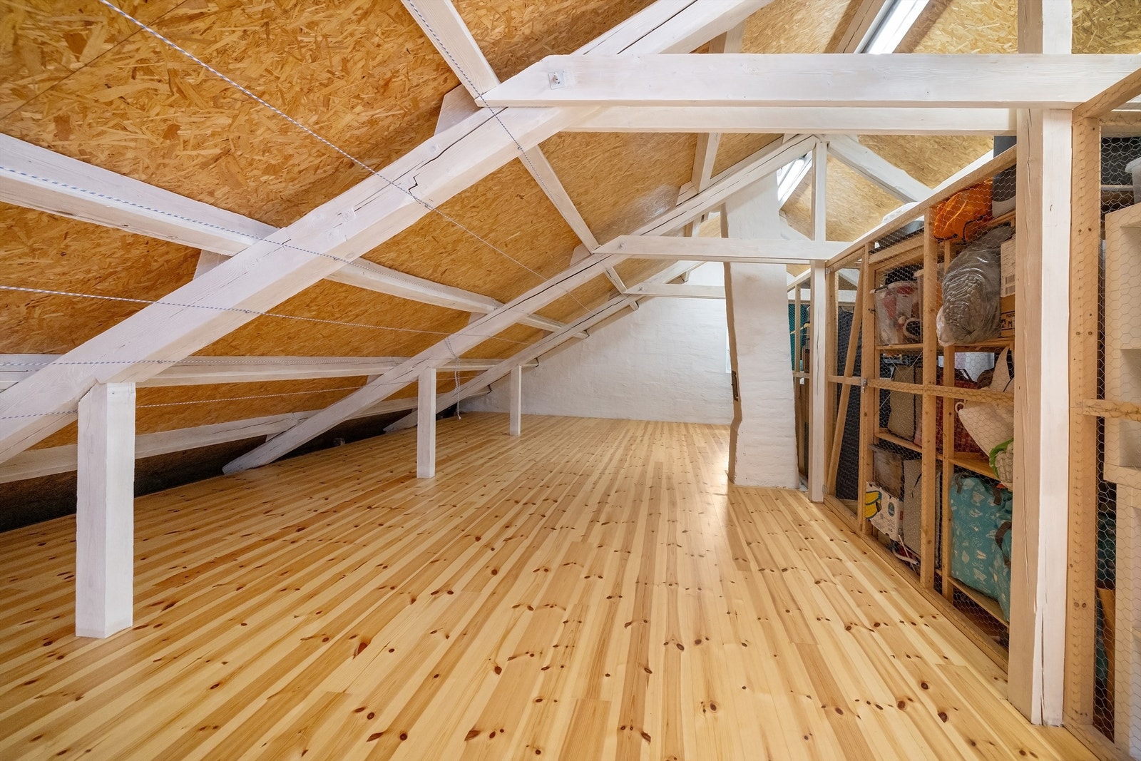 Rikelig med bodplass i loft- og kjellerbod på hhv. 11 kvm gulvareal og 5 kvm Galleribilde