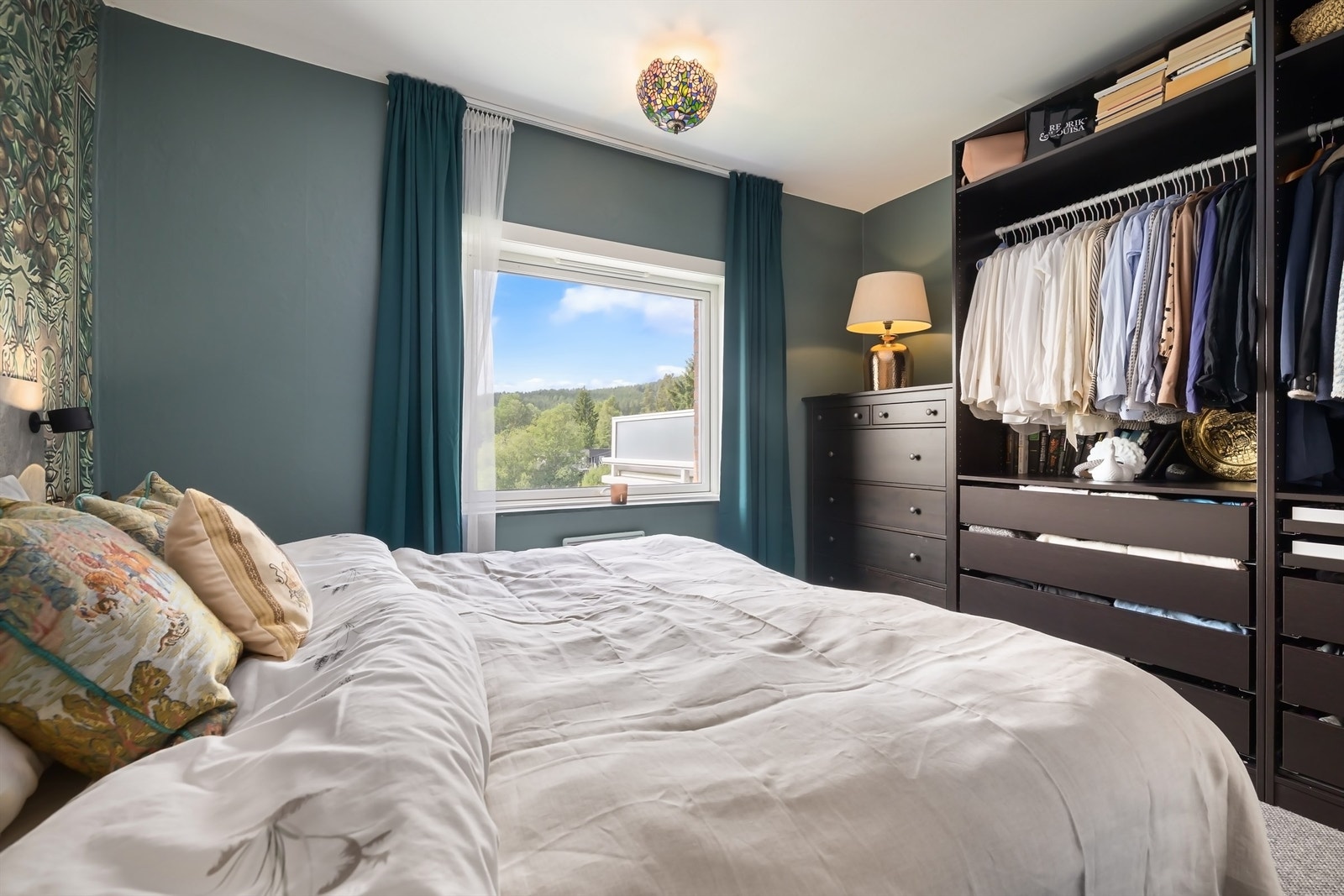 På soverommet kan du bevege deg fritt helt uten innsyn, med fritt utsyn over marka og bydelen Galleribilde