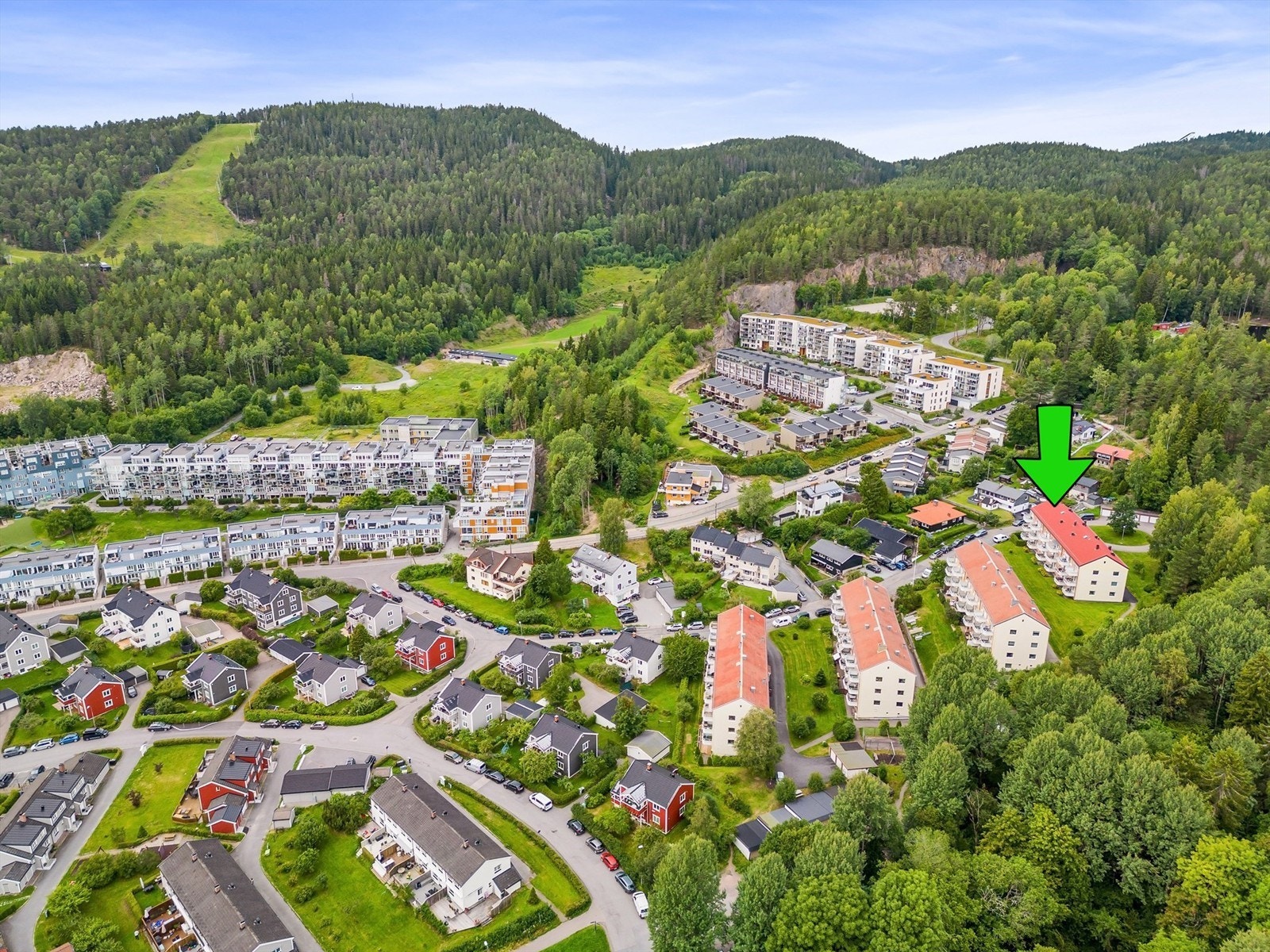 Området er svært populært for mennesker som har sans for trening, tur og friluftsliv med inngangsporten til Lillomarka rett bak boligen! Galleribilde