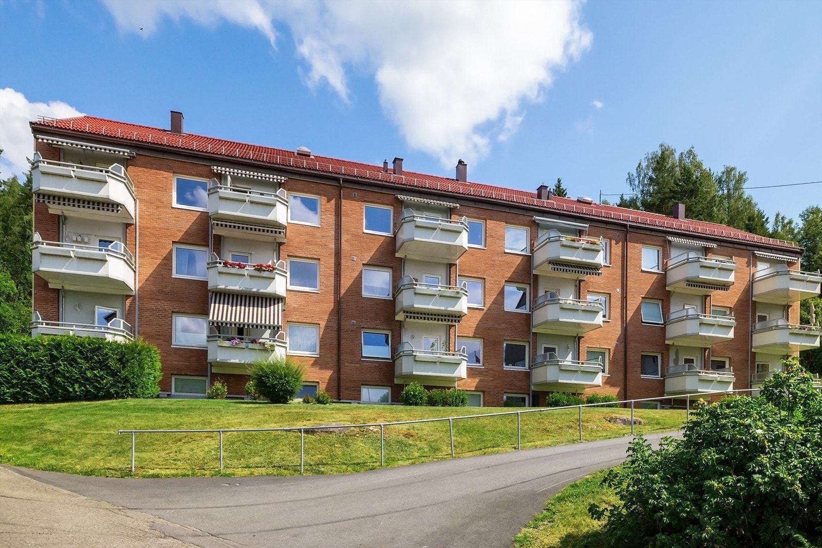 Fasade - Leiligheten ligger høyt og fritt til i byggets øverste etasje Galleribilde