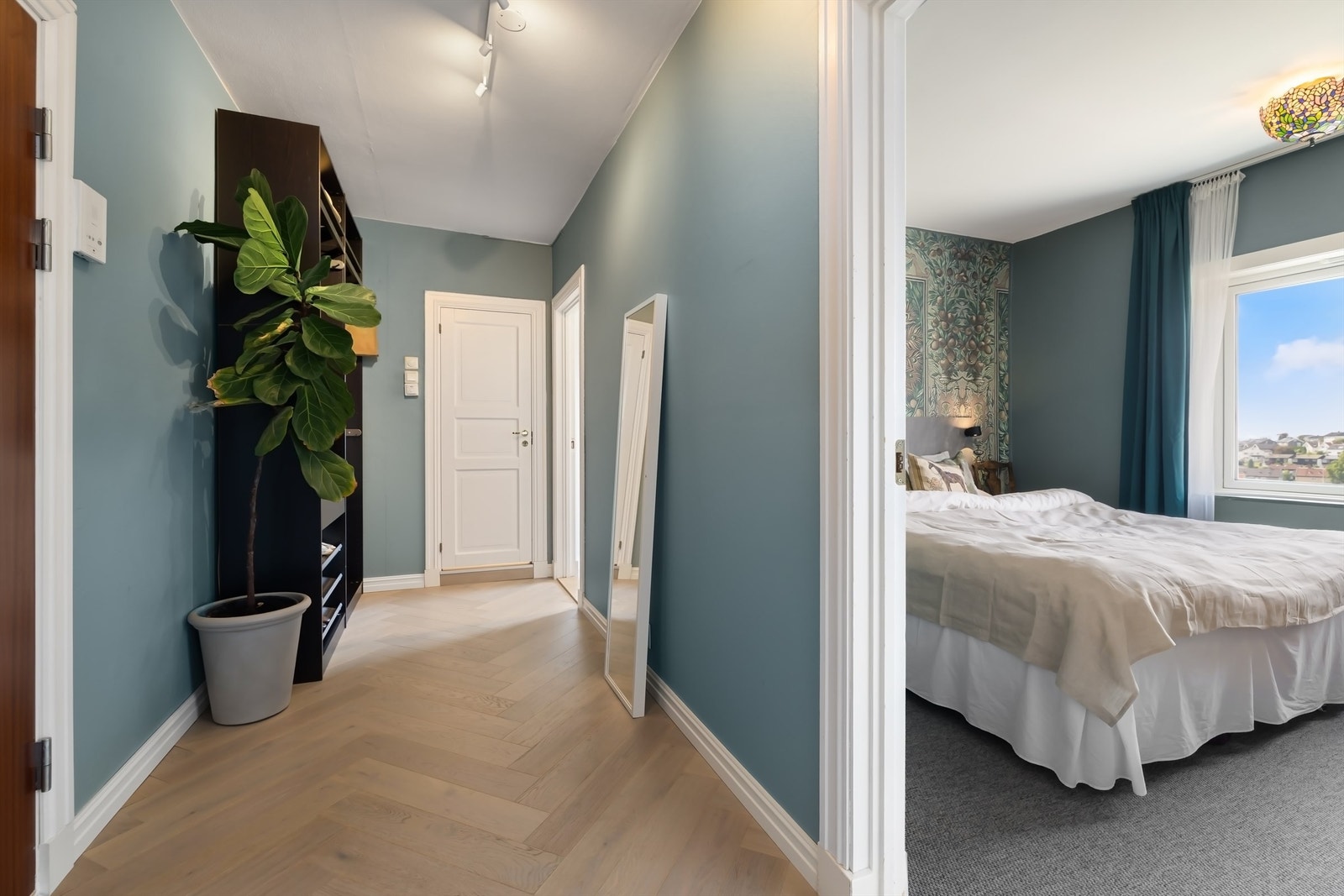 Fra entré er det videre adkomst til et romslig soverom av god størrelse som gir plass til stor dobbeltseng med tilhørende nattbord på hver side Galleribilde