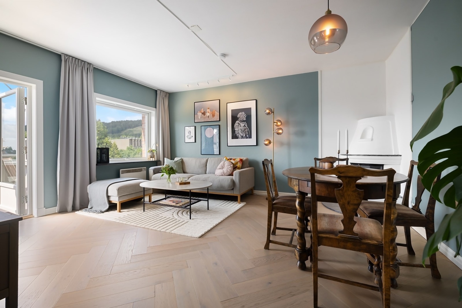 Hyggelig og lun stue med store vindusflater som bidrar til masser av lysinnslipp, samtidig som de bringer den herlige og grønne utsikten inn Galleribilde