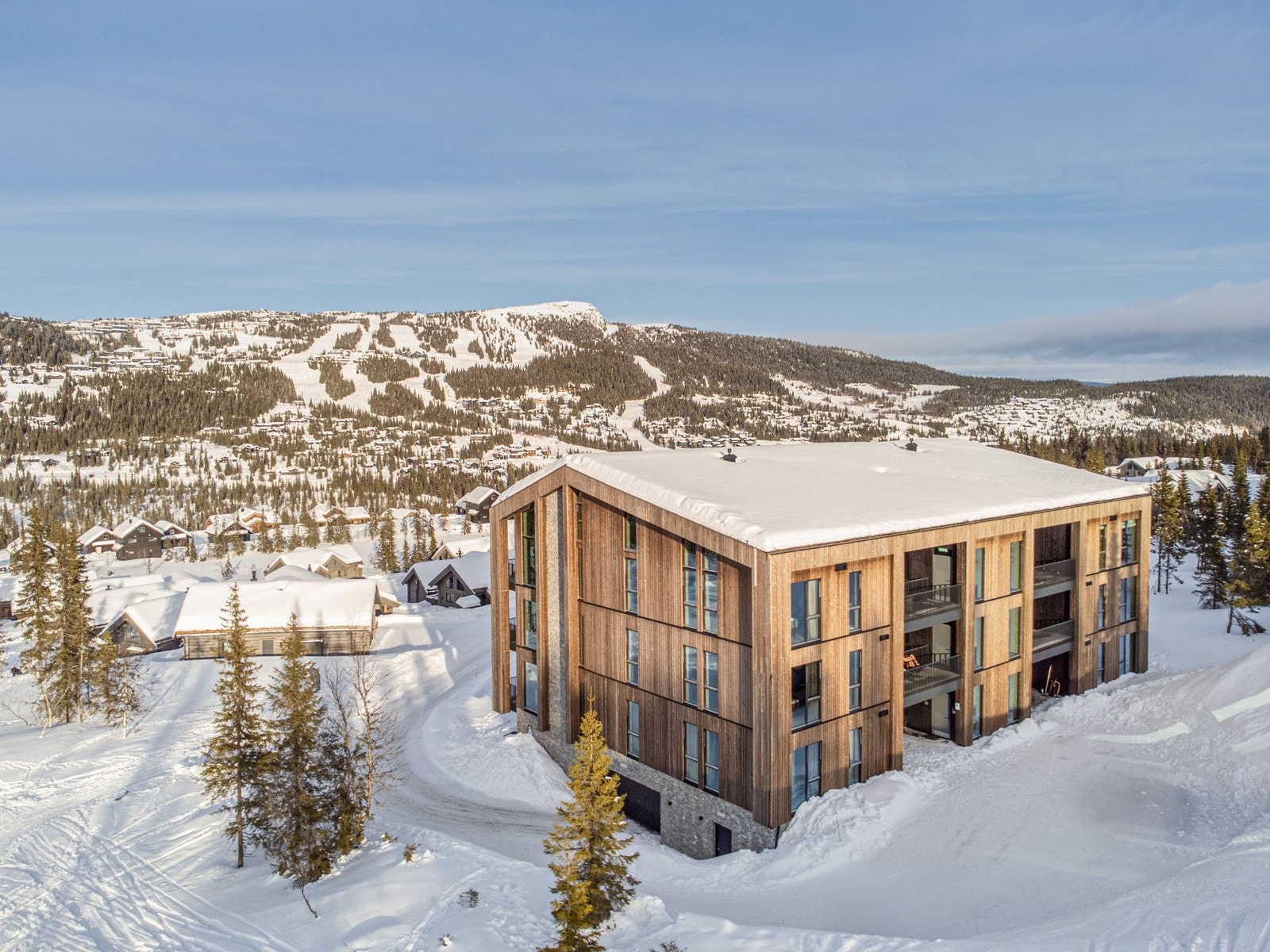 Leiligheten har stor garasjekjeller med preppefasiliteter i eget rom, samt felles bodrom med to egne ski- og tørkeskap til denne leiligheten! Galleribilde